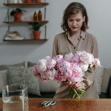 Флористи - це фахівці у сфері квіткового дизайну та оформлення
Вони створюють букети, композиції з квітів, прикрашають події та інтер'єри квітами