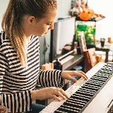 Чи легко навчитися грі на фортепіано?
Легкість навчання гри на фортепіано залежить від декількох факторів, таких як ваша музична обдарованість, 
попередні навички в грі на інших інструментах, рівень мотивації та час, який ви готові вкласти в навчання
 Для деяких людей це може бути легким, а для інших — потрібен час і наполегливість