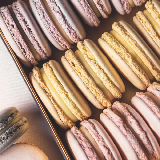 Різнокольорові круглі печеньки з дивно ніжним смаком користуються величезною популярністю в усьому світі
Якщо хочете порадувати гостей такими тістечками власного приготування, вам варто дізнатися, як приготувати макаруни в домашніх умовах, і які продукти для цього знадобляться
Ці вироби відрізняються повітряної консистенцією, яка досягається завдяки незвичайній структурі тіста
Для цієї мети можуть використовуватися різні способи
Тому і рецептура приготування досить різноманітна