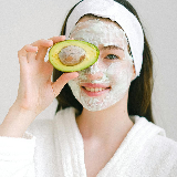 Маска з авокадо 🥑 
Текстура засобу кремова та густа, як у стиглого авокадо. 
Маска не лише має поживні властивості, а й забезпечує ефект збереження вологи в клітинах шкіри, запобігаючи її втраті. Шкіра стає помітно гладенькою та м'якою. Вона виглядає доглянутою та випромінює здорове сяйво.

