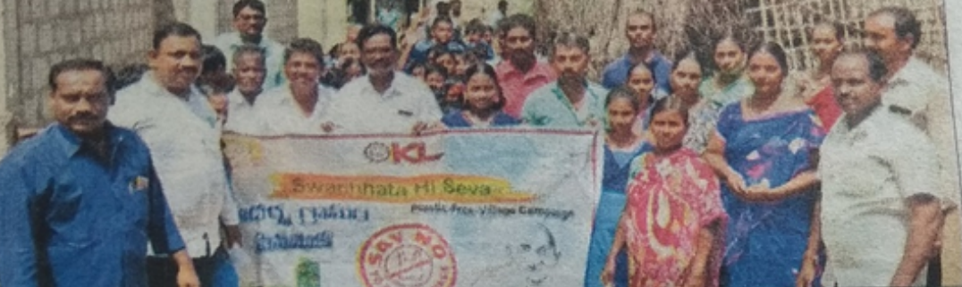Students demonstrating against plastic ban