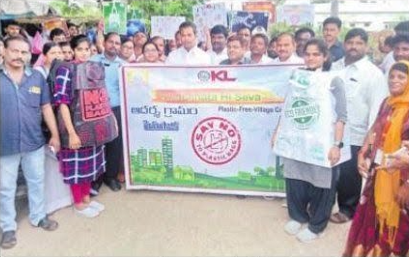 Students conducting a ralley against plastic along with higher officials