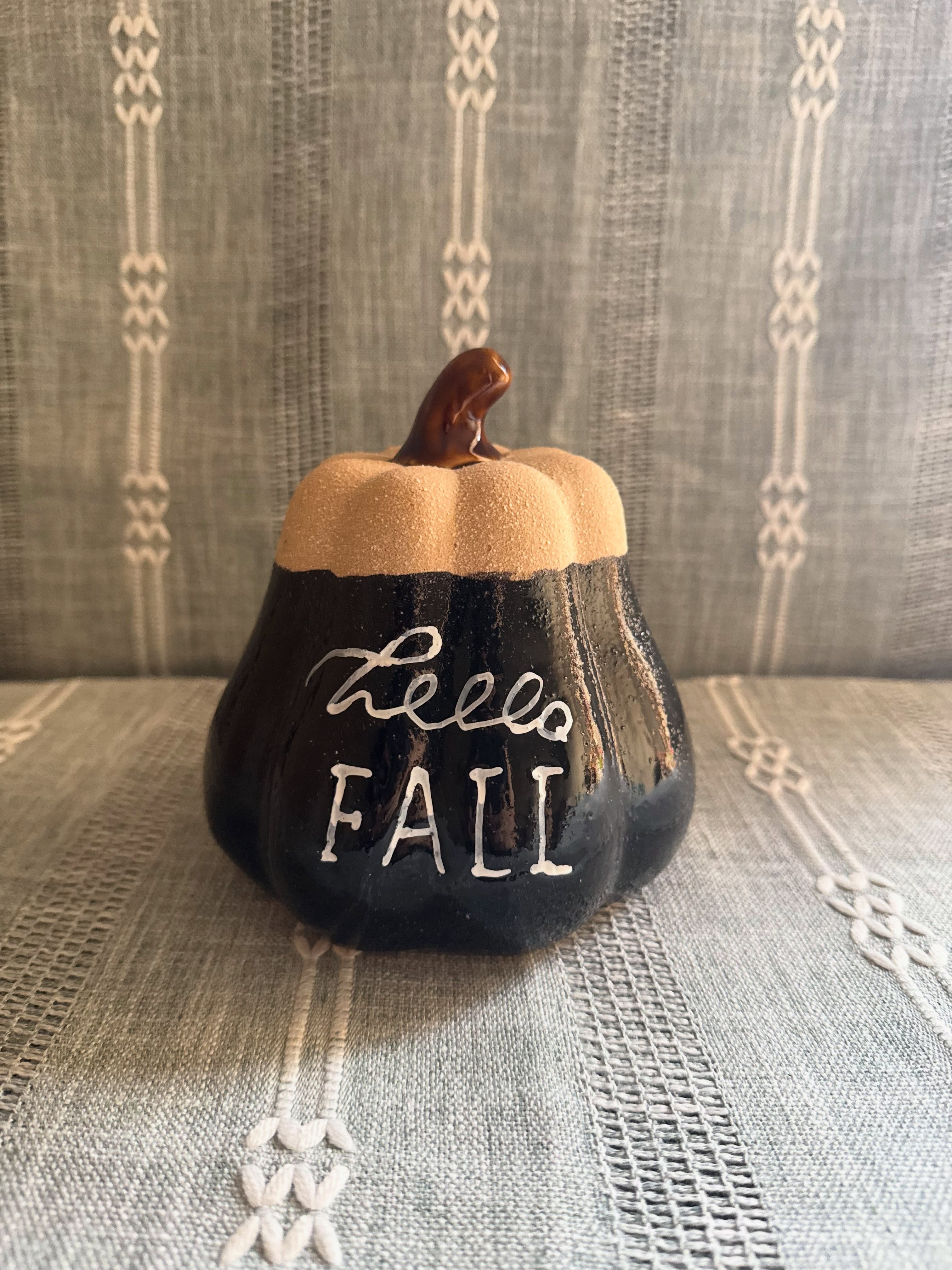 Calabaza decorativa color negro “Hello Fall” Un toque de