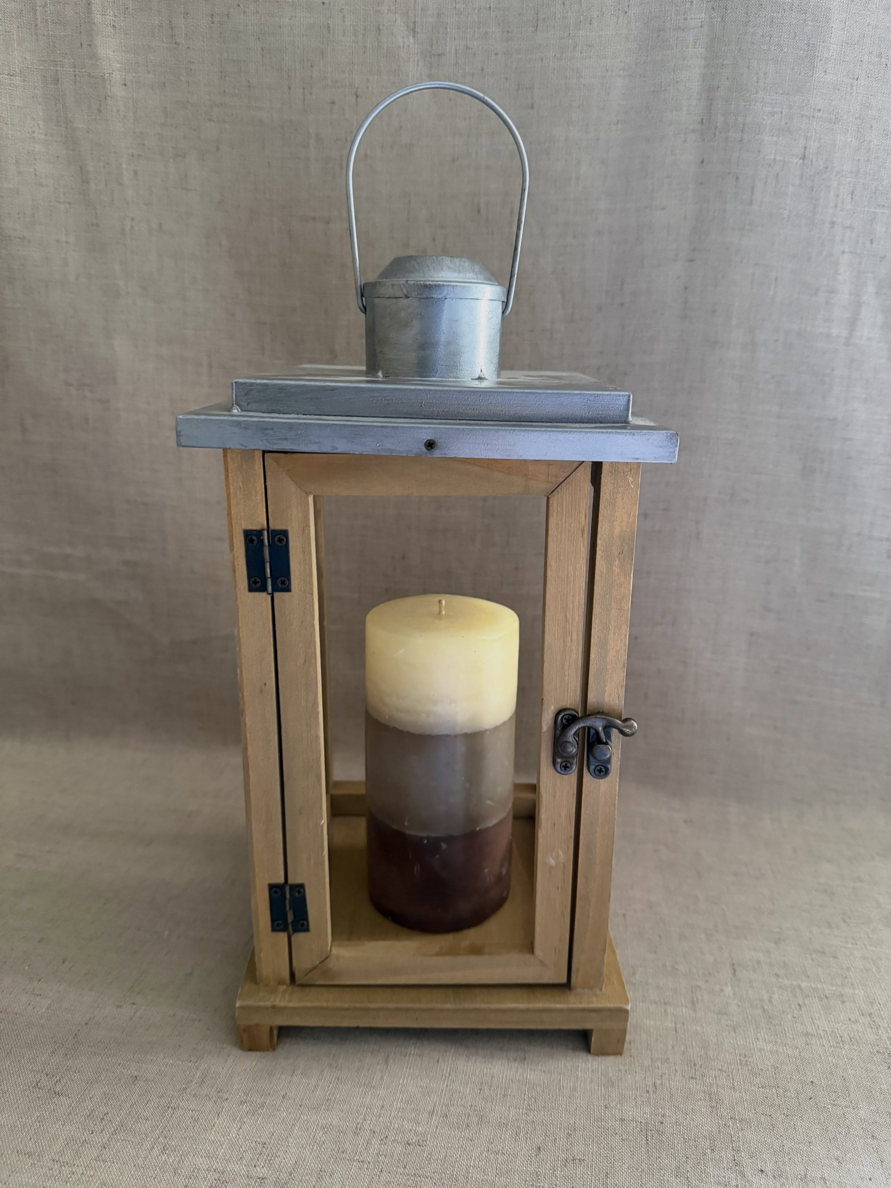 Farol de madera clara estilo vintage para decoración