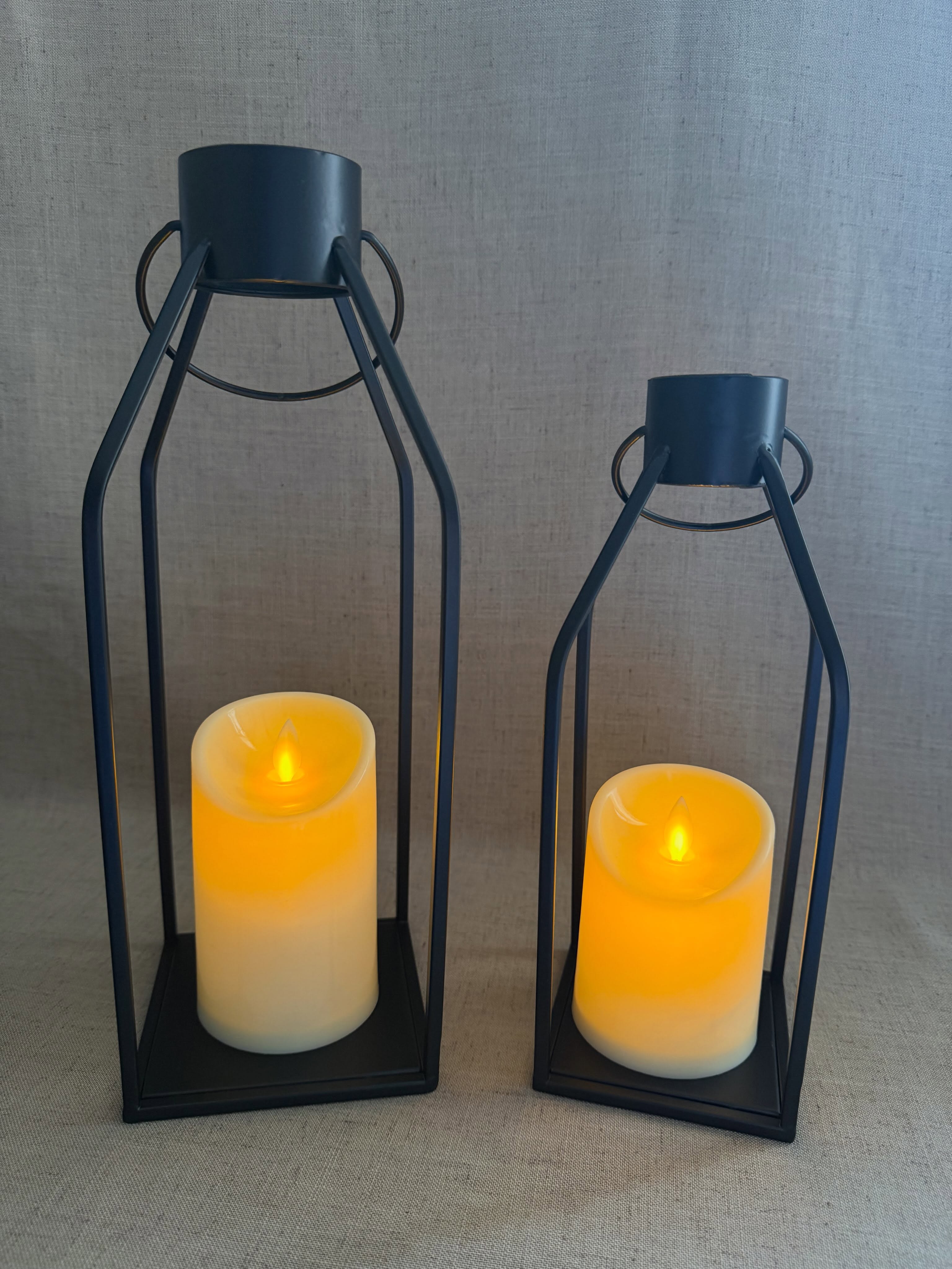Linternas de metal negro con velas LED