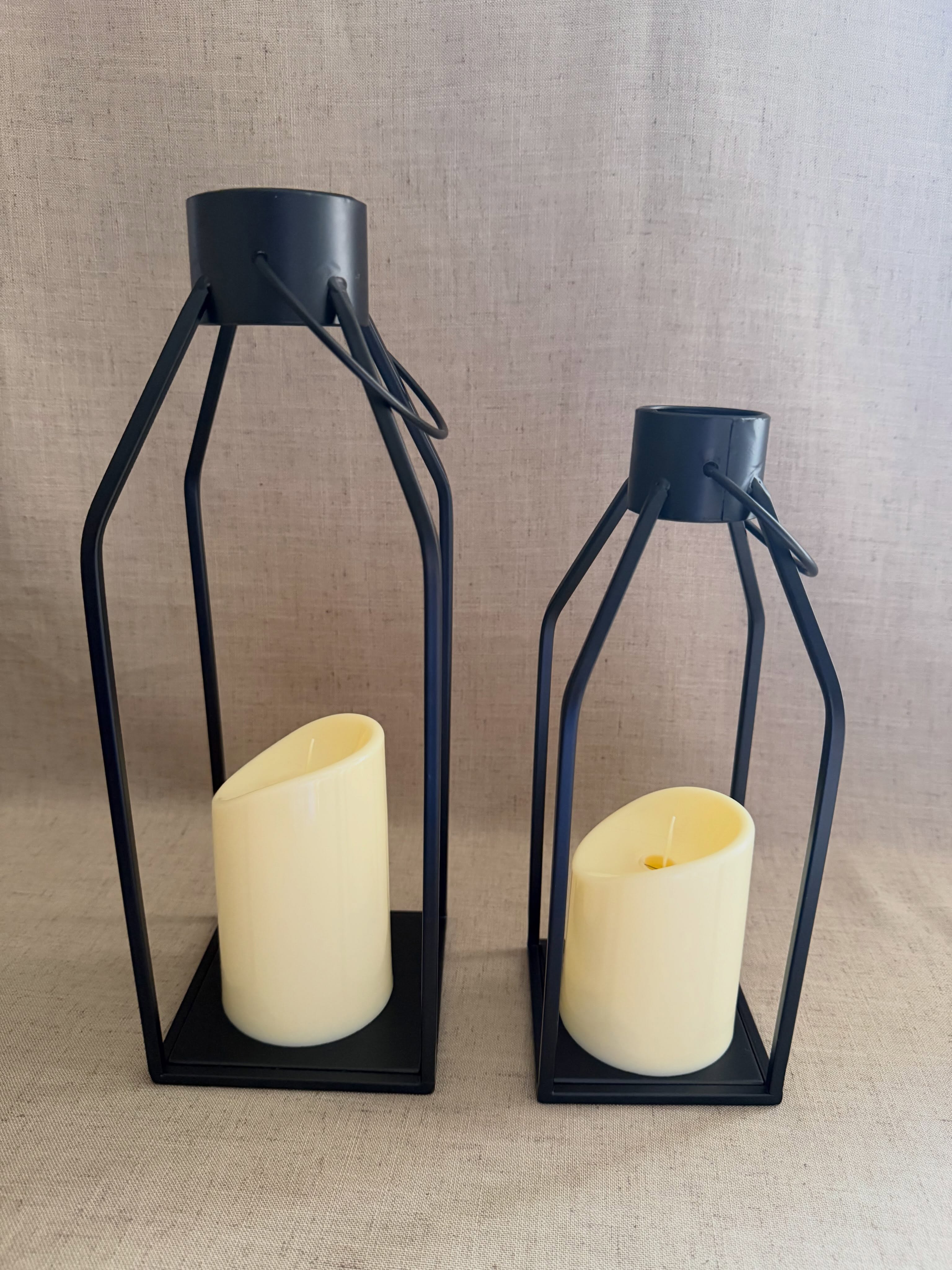 Linternas de metal negro con velas LED