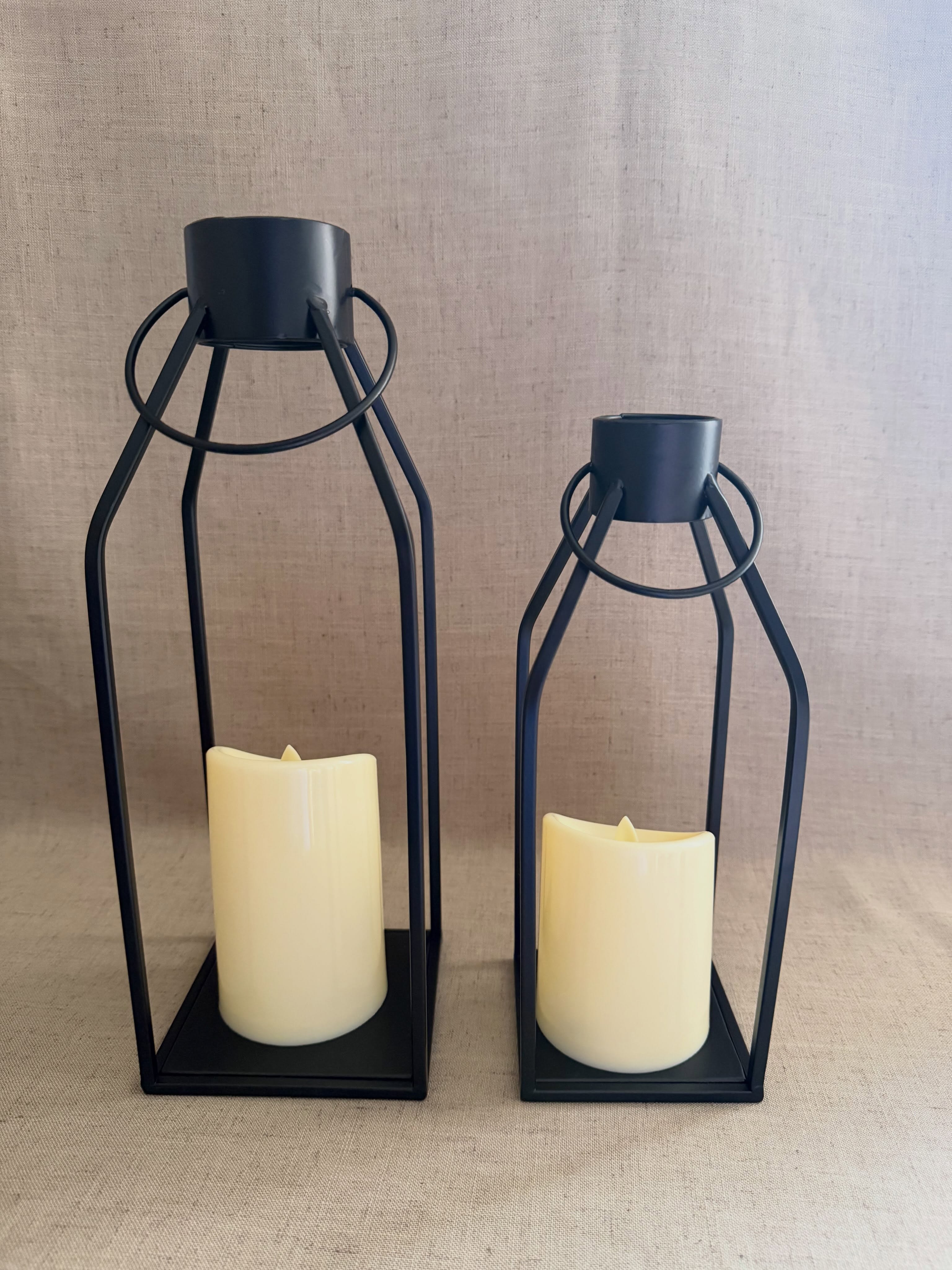 Linternas de metal negro con velas LED