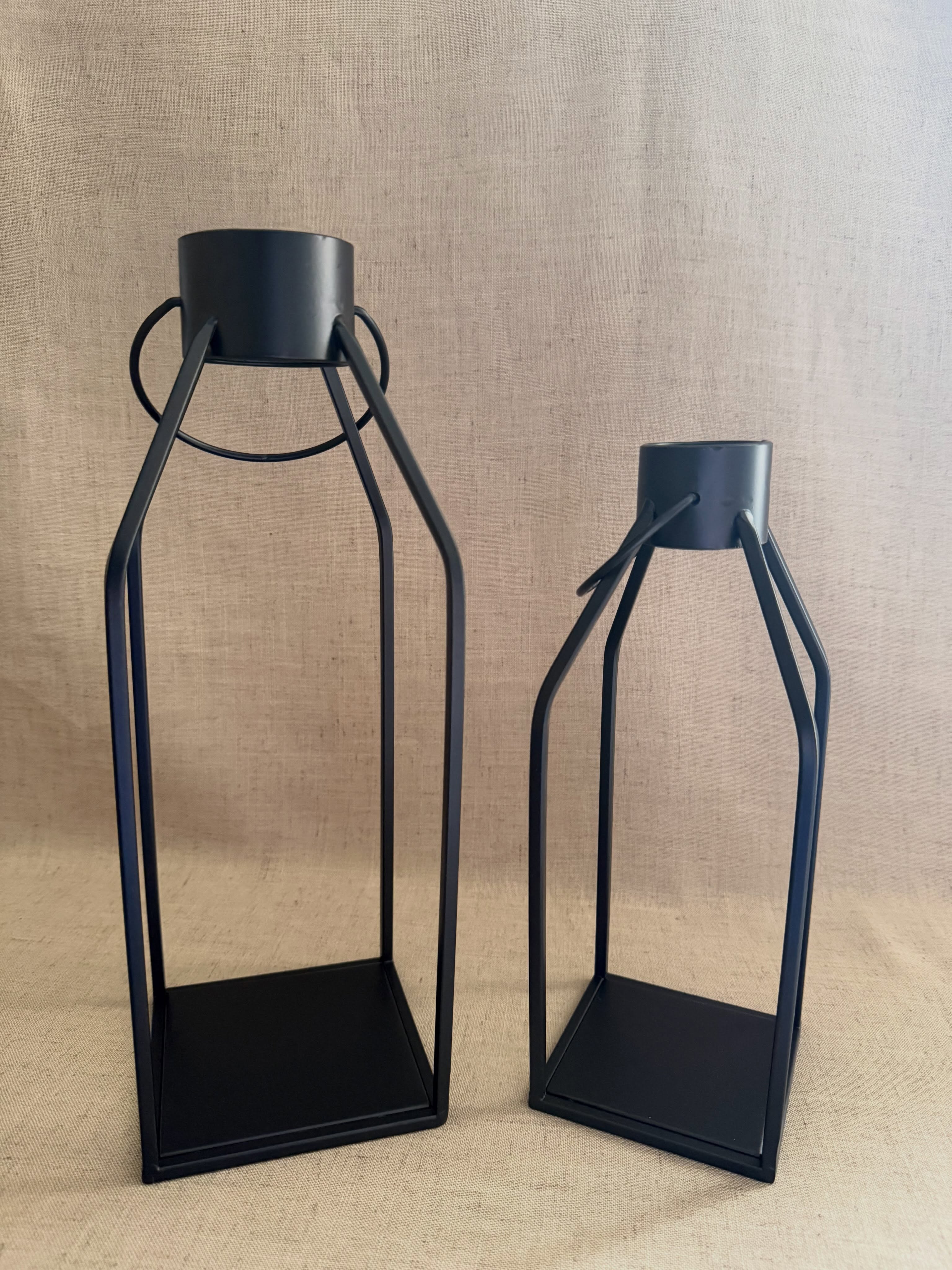 Linternas de metal negro con velas LED