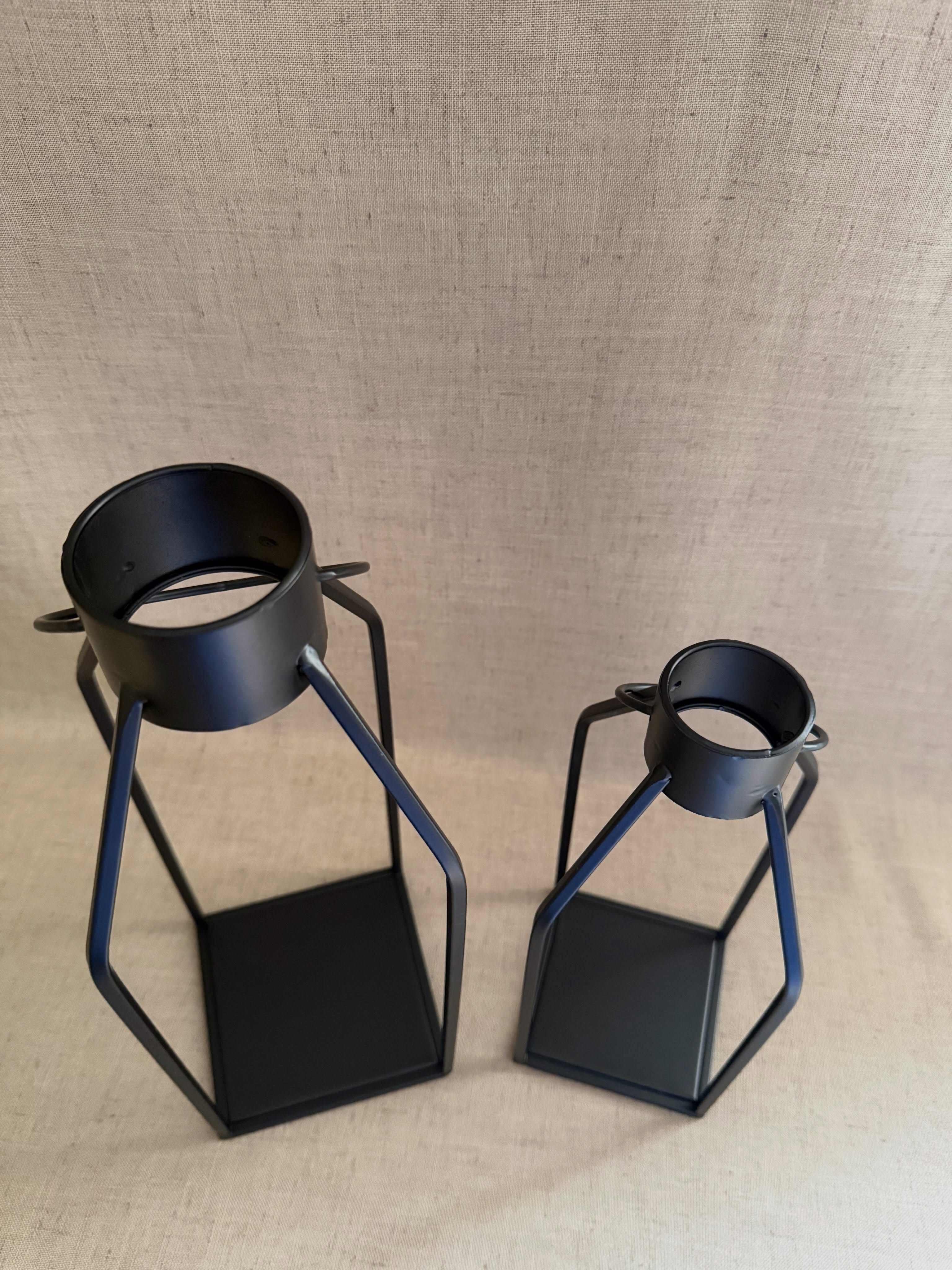 Linternas de metal negro con velas LED