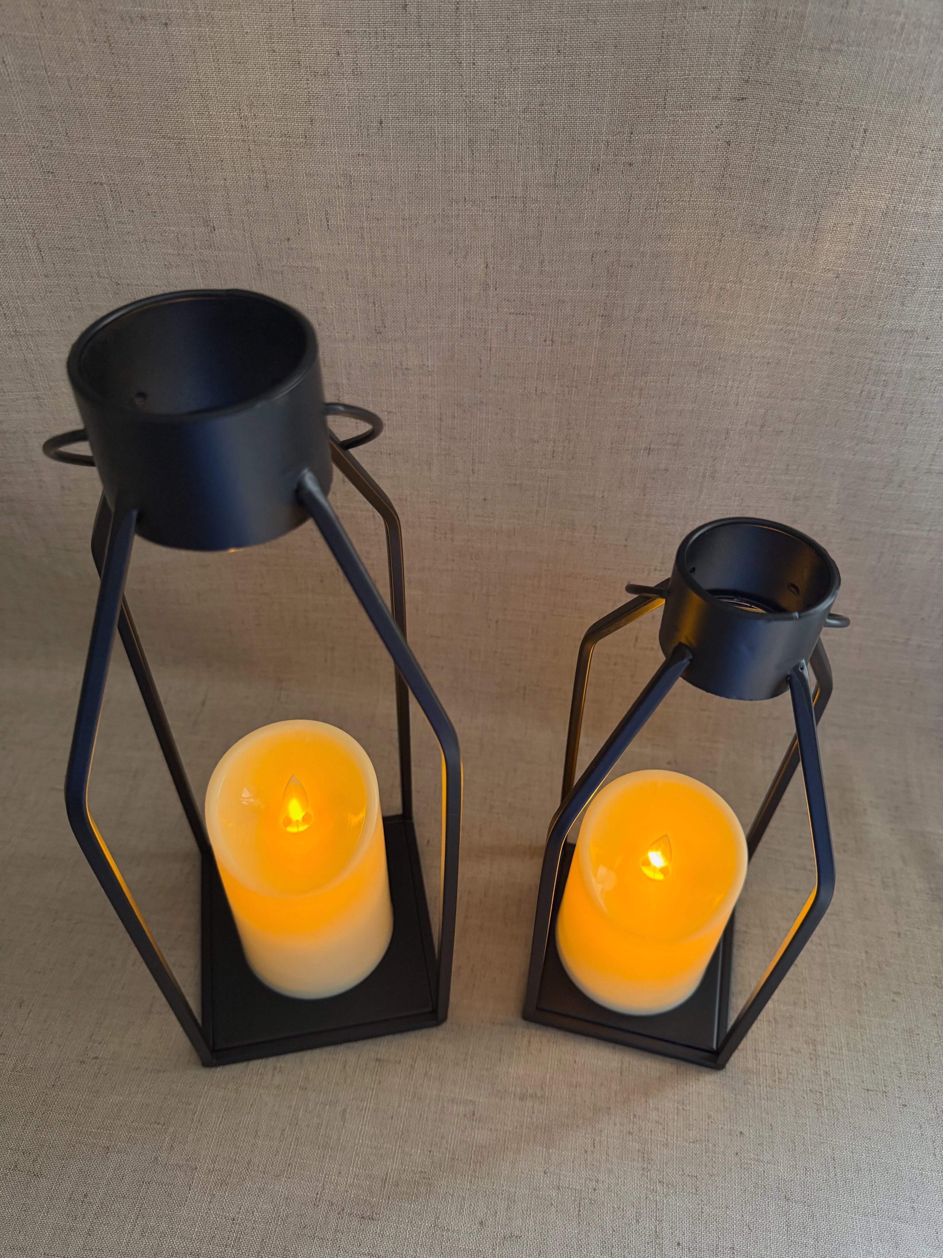 Linternas de metal negro con velas LED