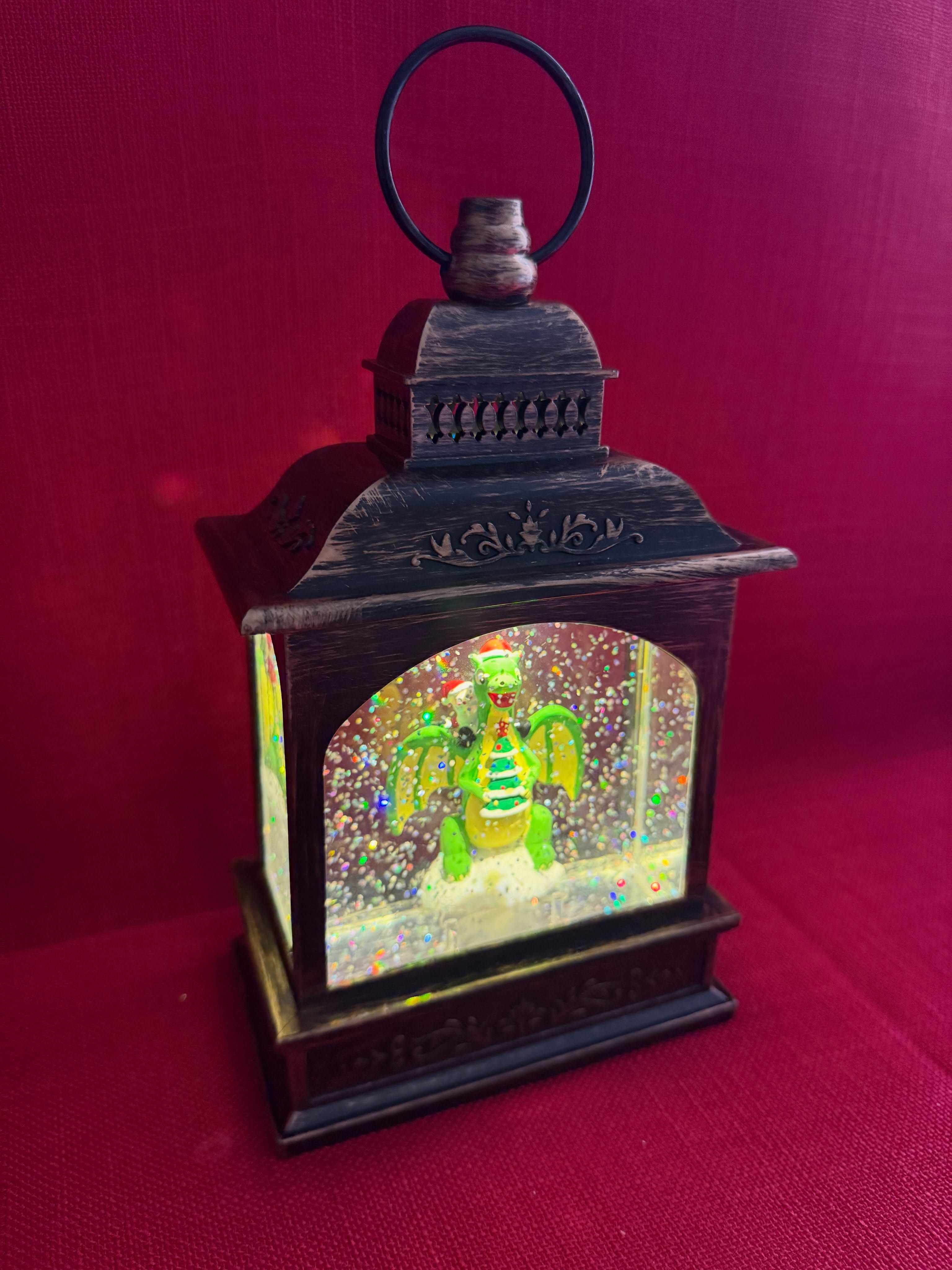 Linterna de agua navideña estilo farol con Dragon y Santa