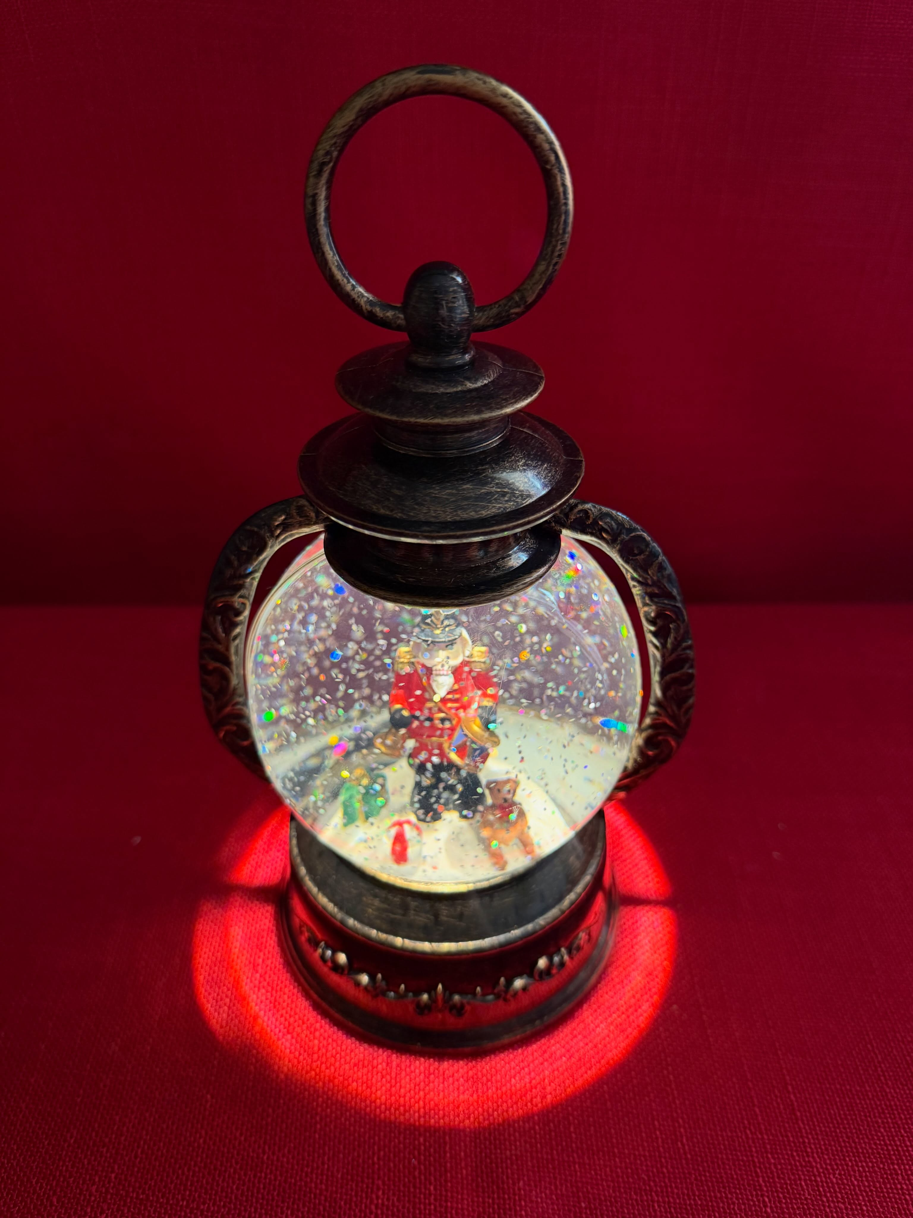 Linterna de agua navideña estilo farol con Cascanueces