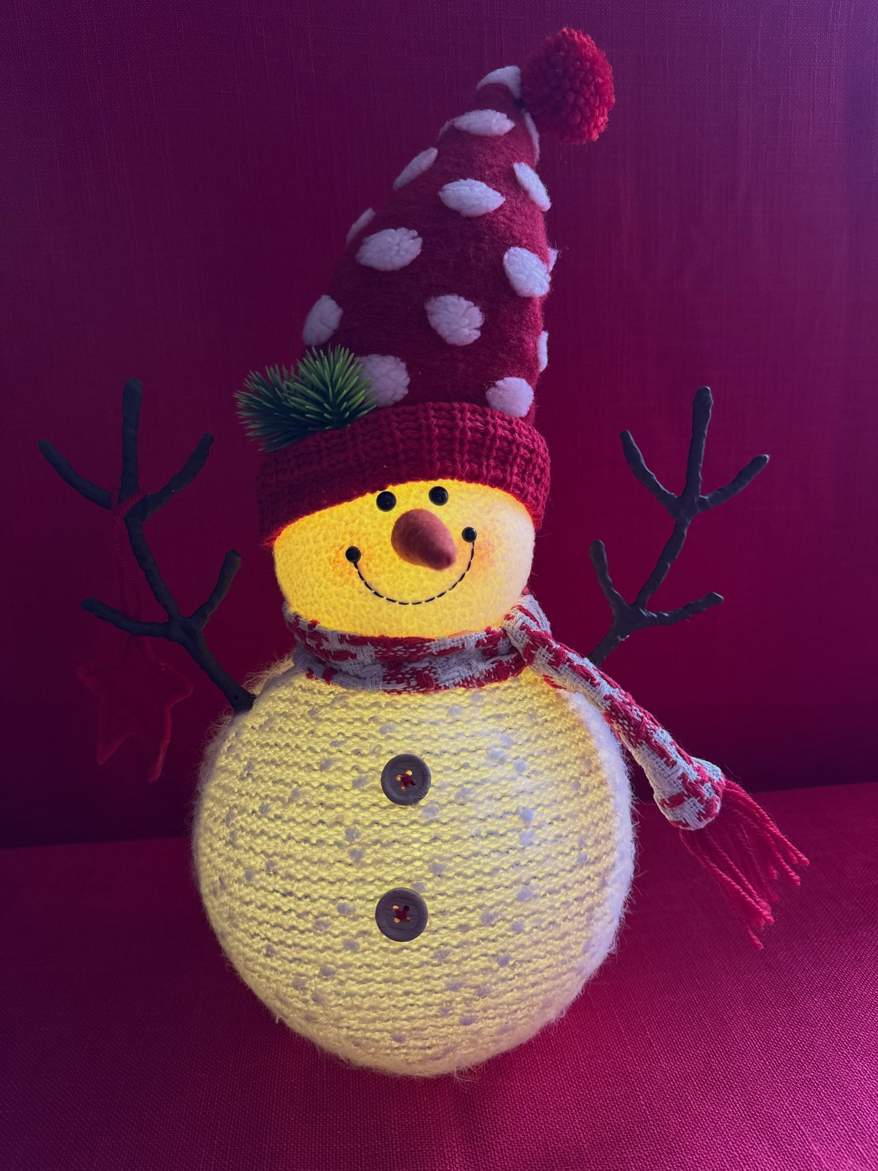 Hombre de nieve navideño que aporta encanto y diversión