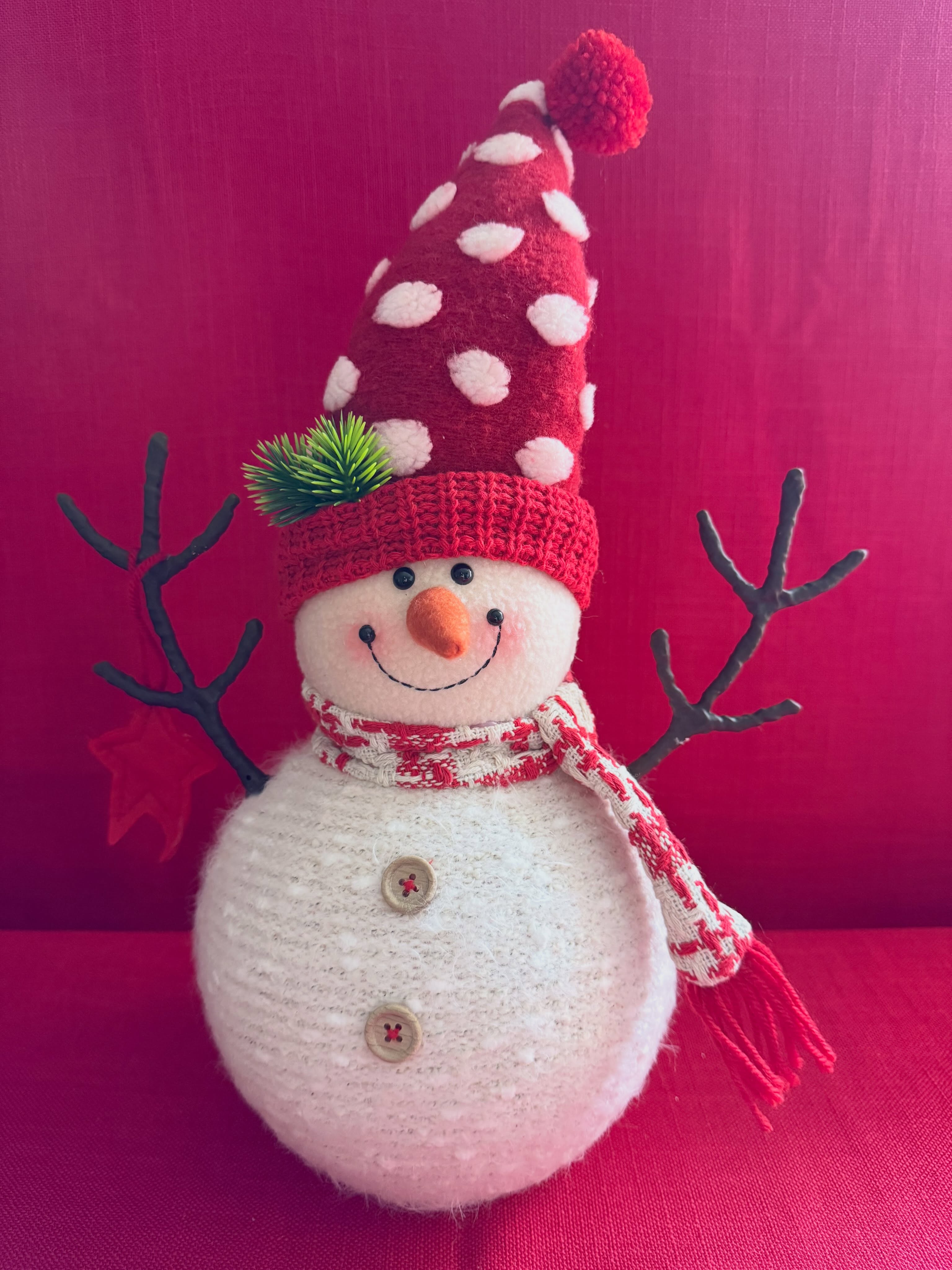 Hombre de nieve navideño que aporta encanto y diversión