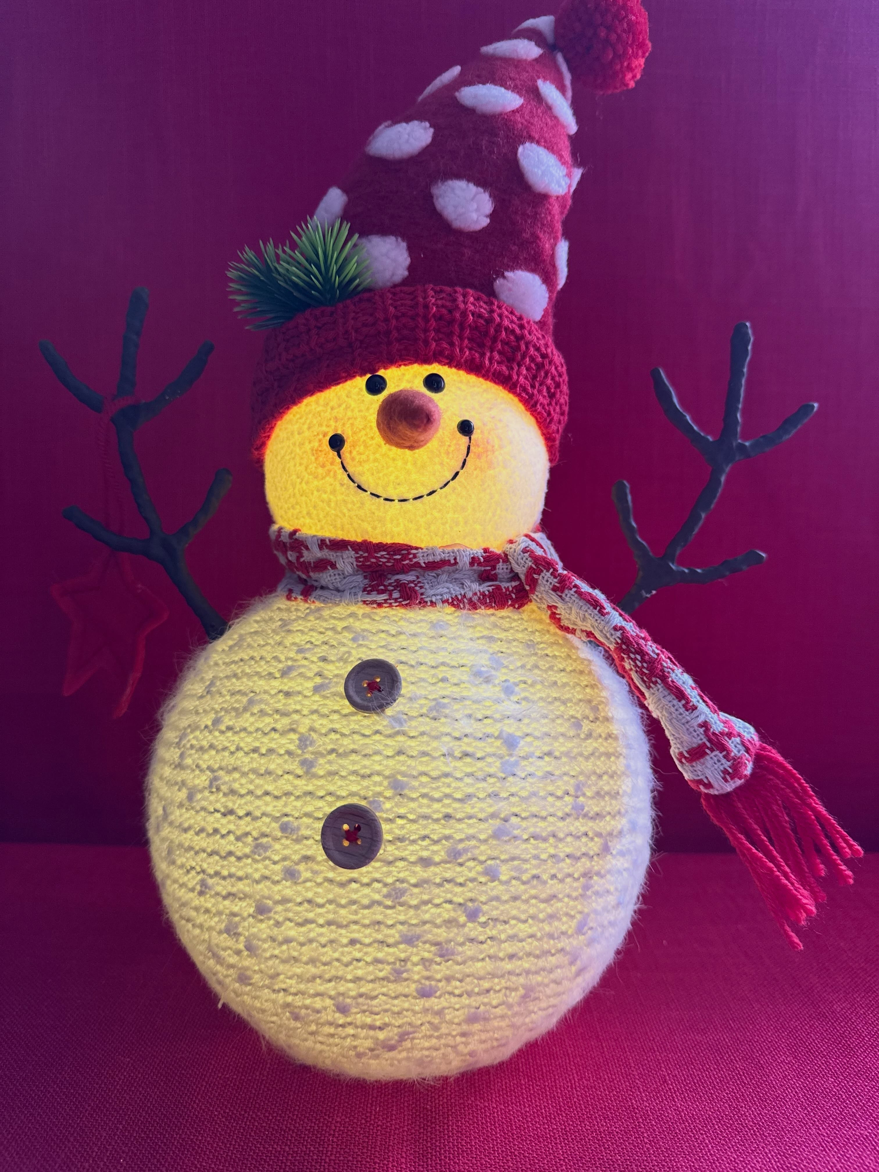 Hombre de nieve navideño que aporta encanto y diversión