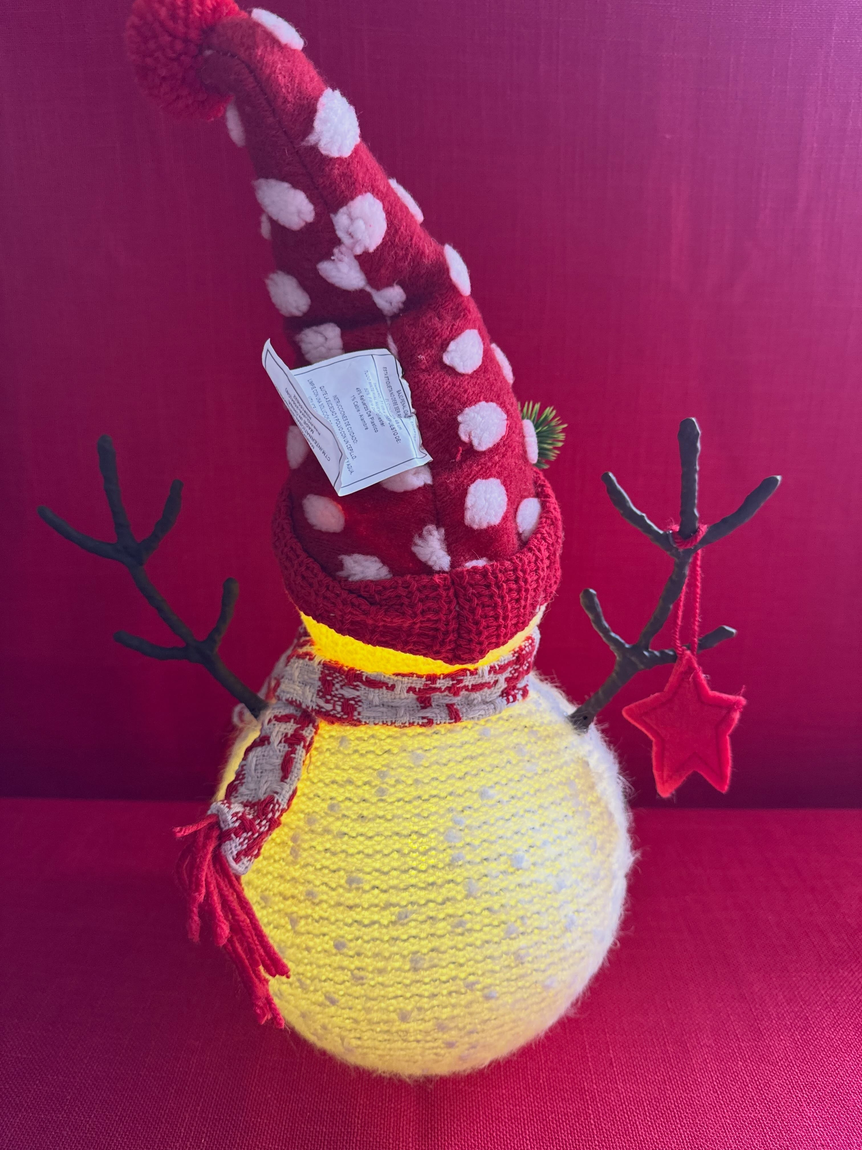 Hombre de nieve navideño que aporta encanto y diversión