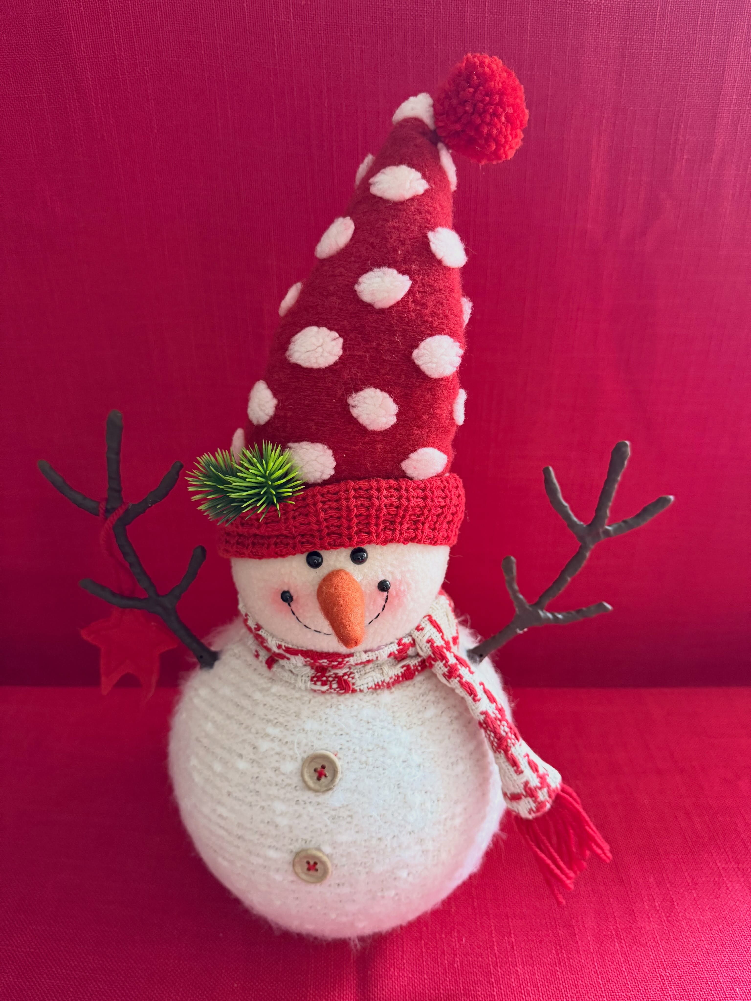Hombre de nieve navideño que aporta encanto y diversión