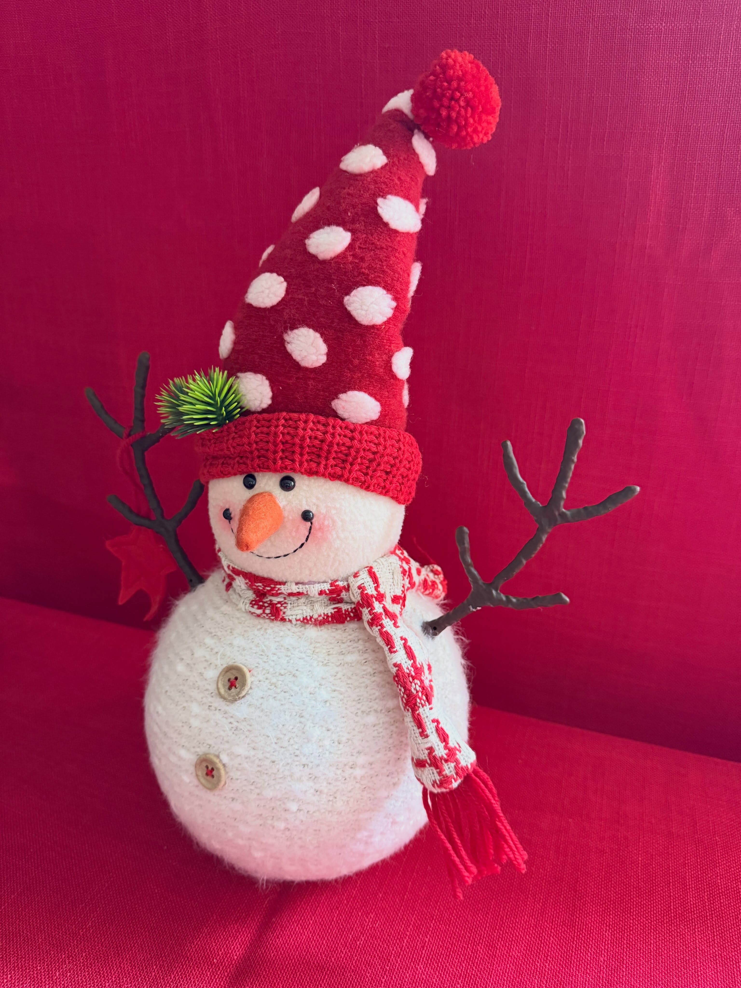 Hombre de nieve navideño que aporta encanto y diversión