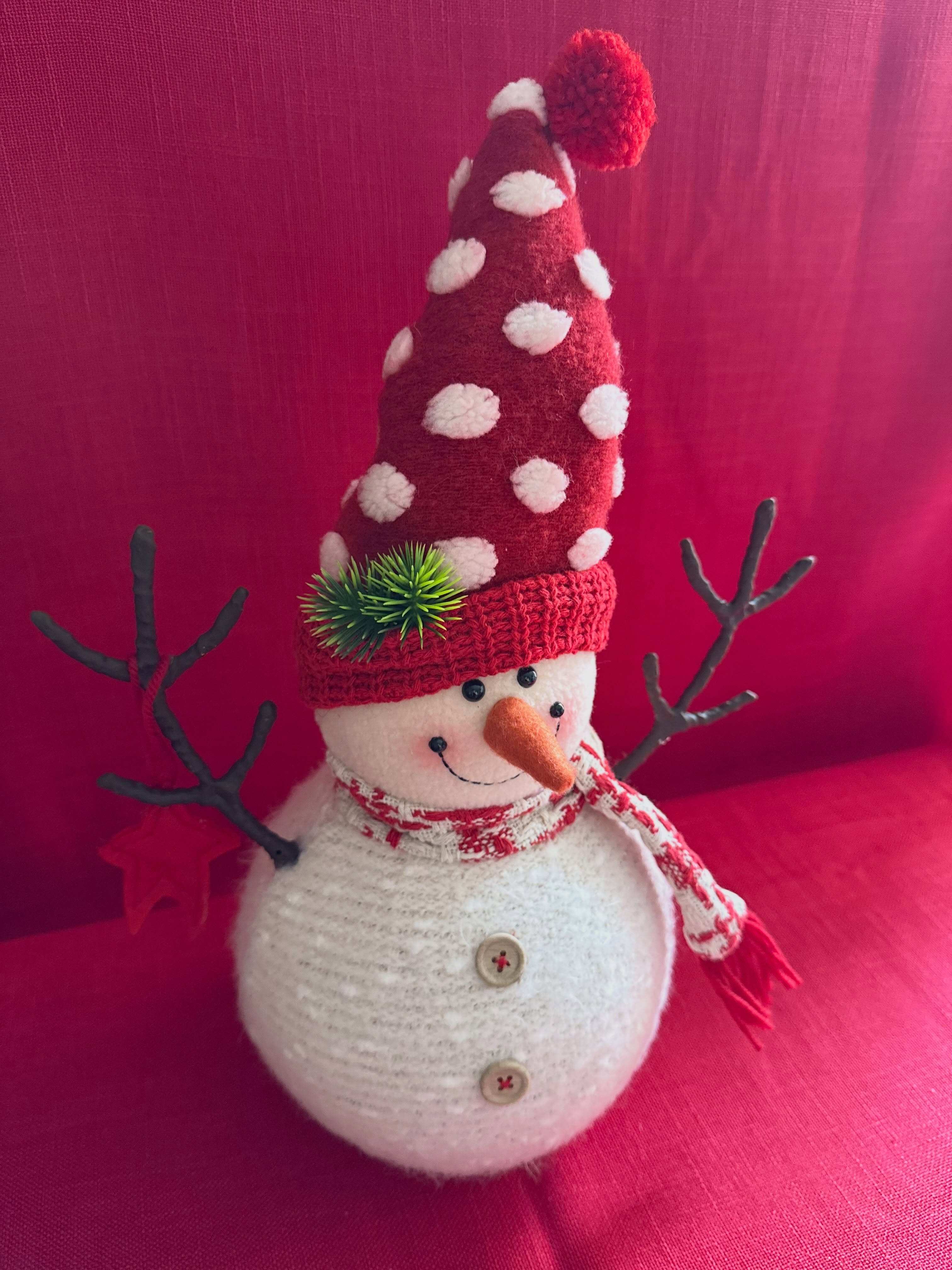 Hombre de nieve navideño que aporta encanto y diversión