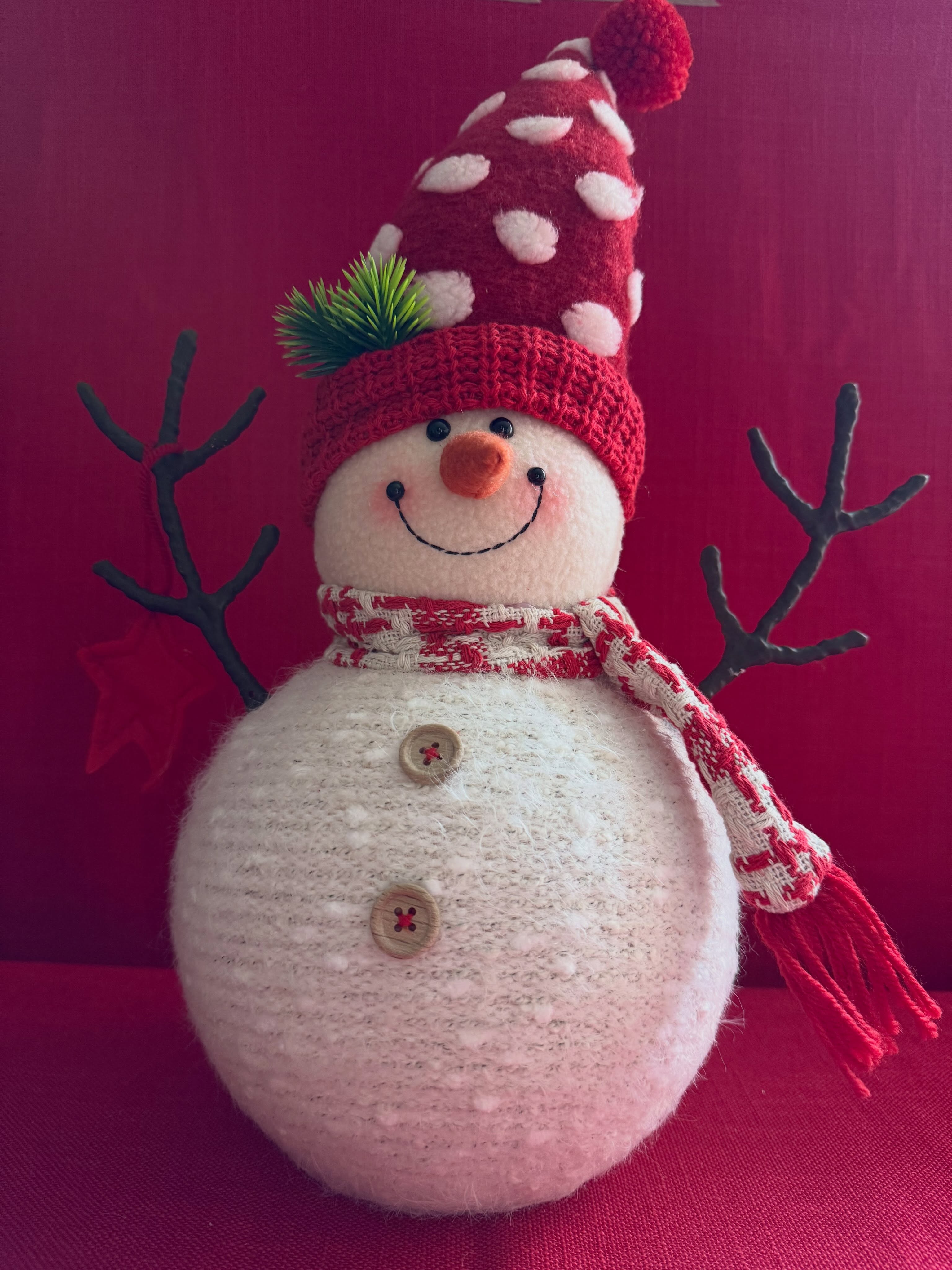 Hombre de nieve navideño que aporta encanto y diversión