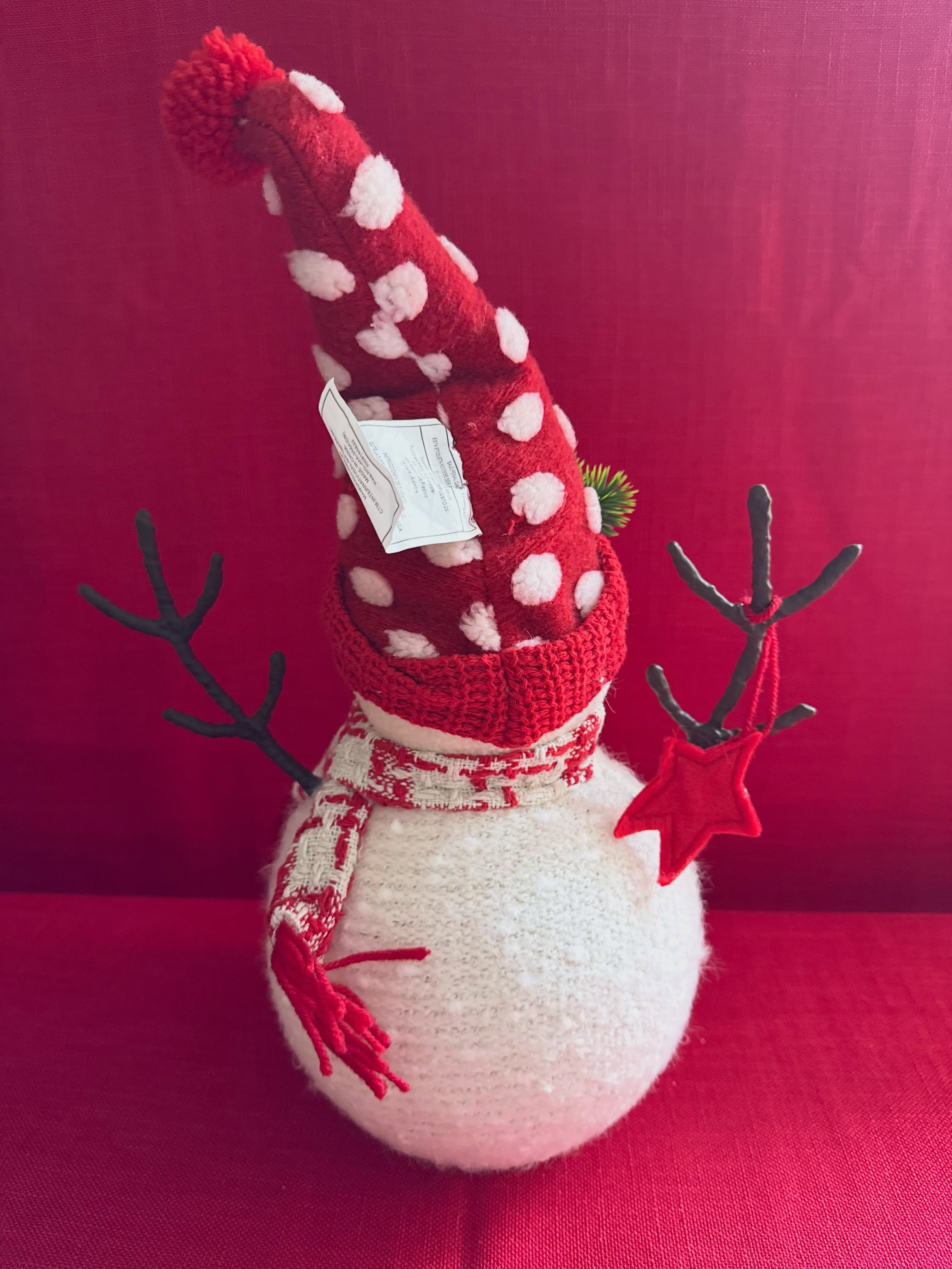 Hombre de nieve navideño que aporta encanto y diversión