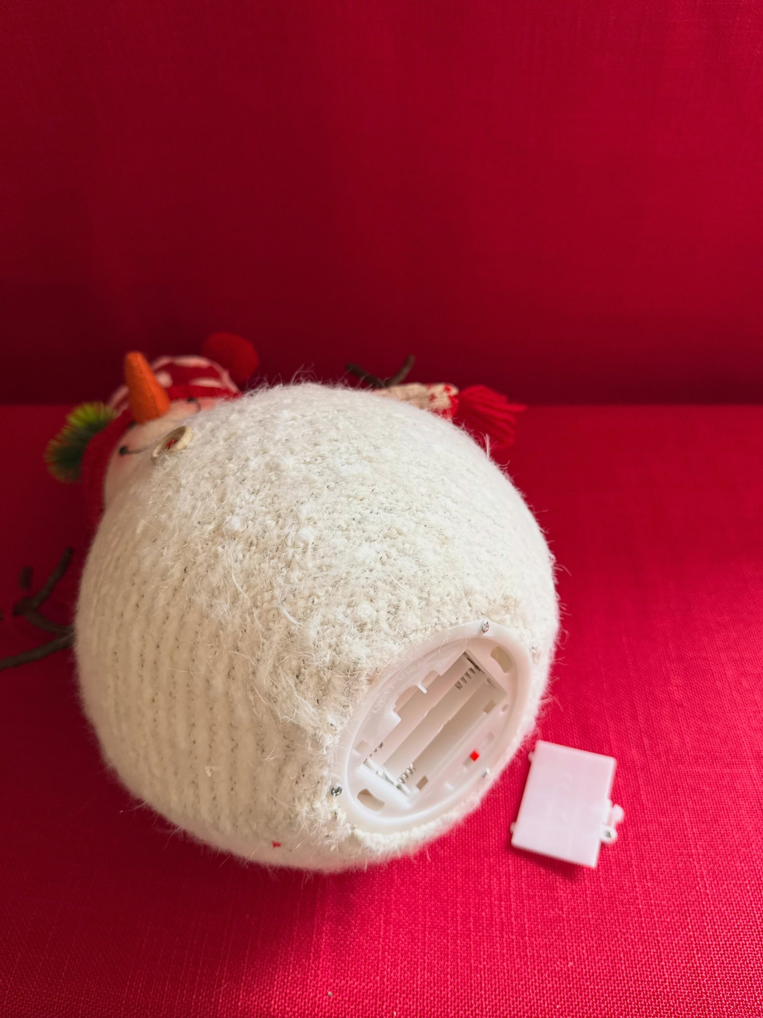Hombre de nieve navideño que aporta encanto y diversión