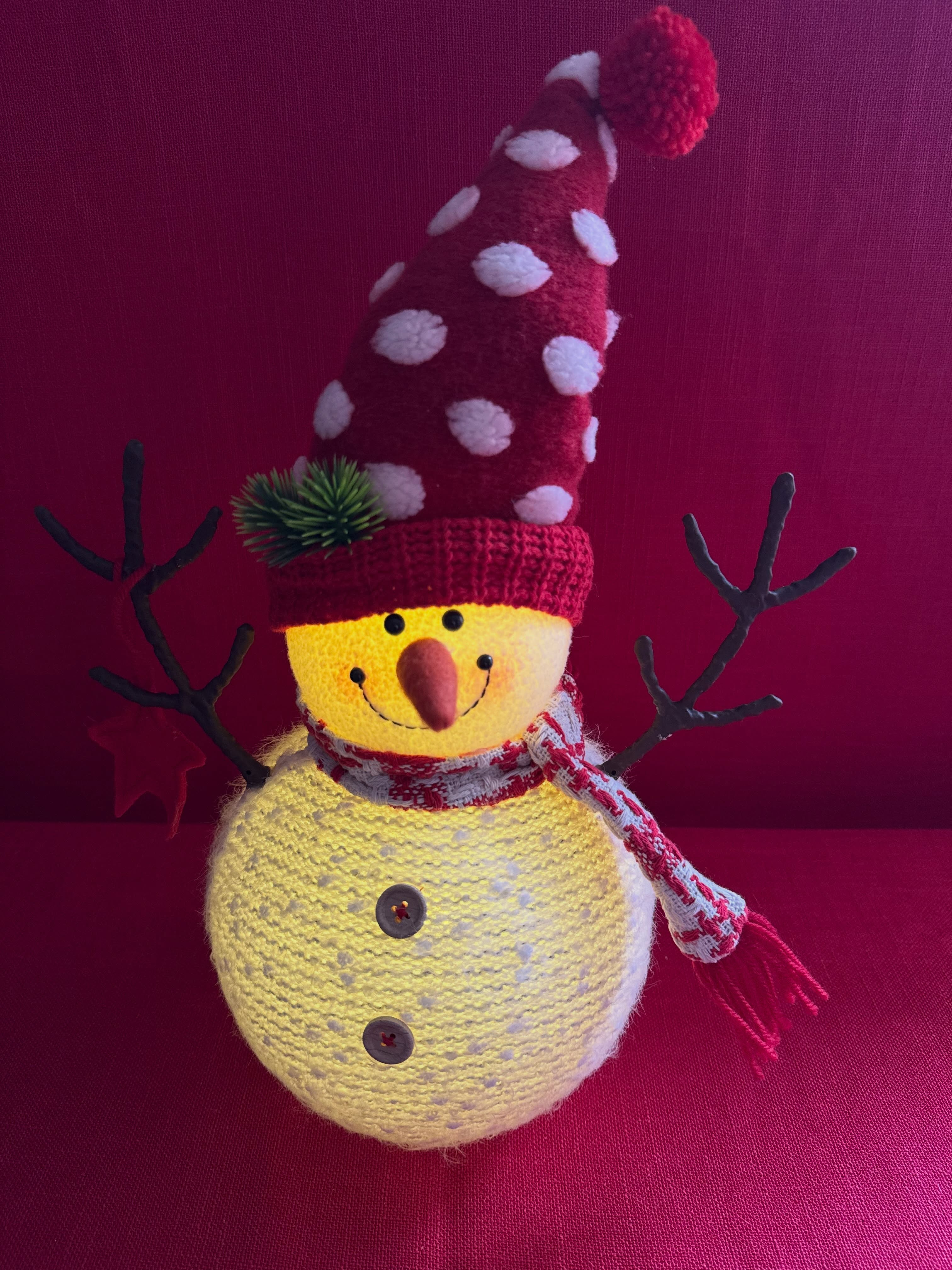 Hombre de nieve navideño que aporta encanto y diversión