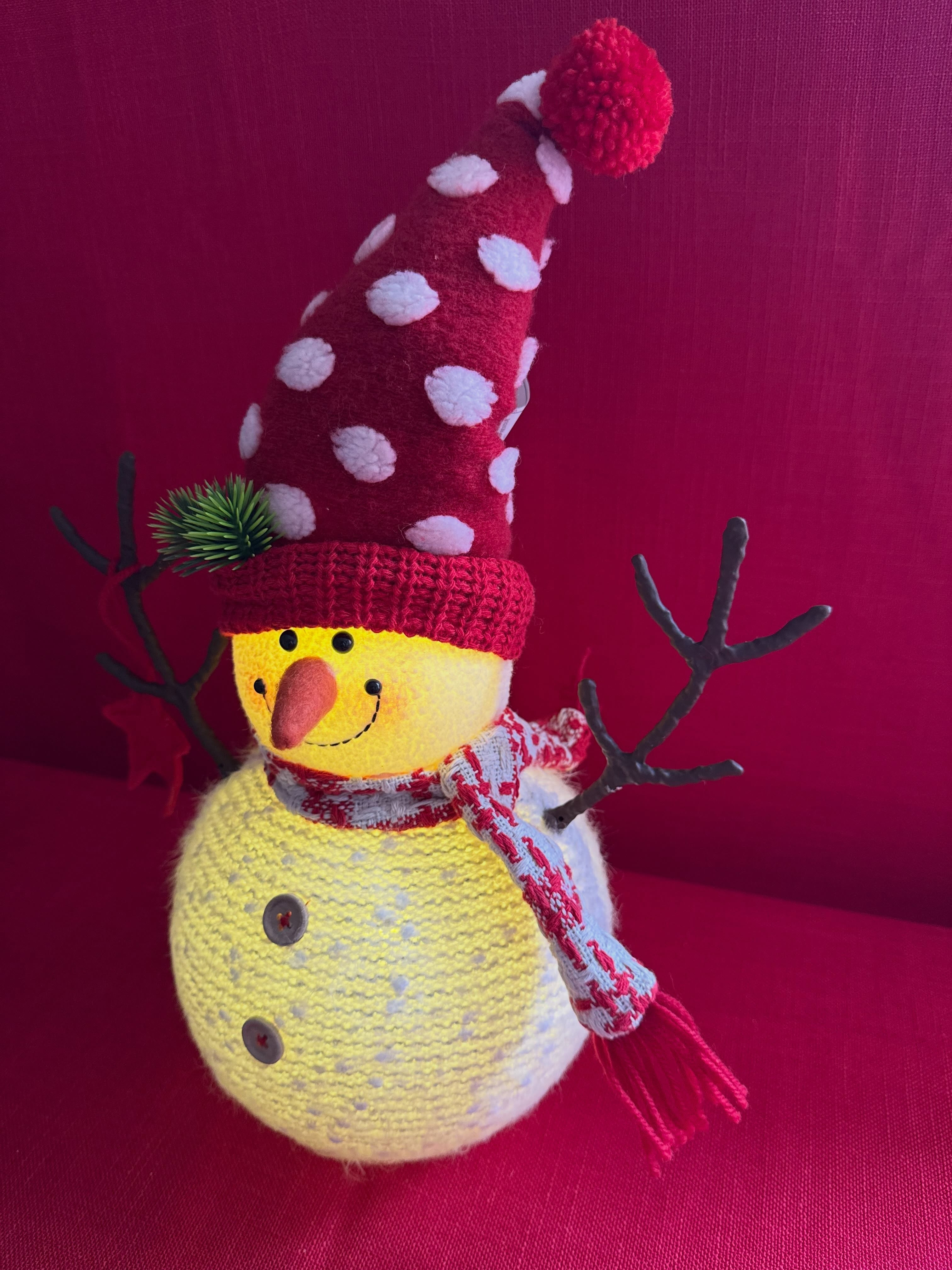 Hombre de nieve navideño que aporta encanto y diversión