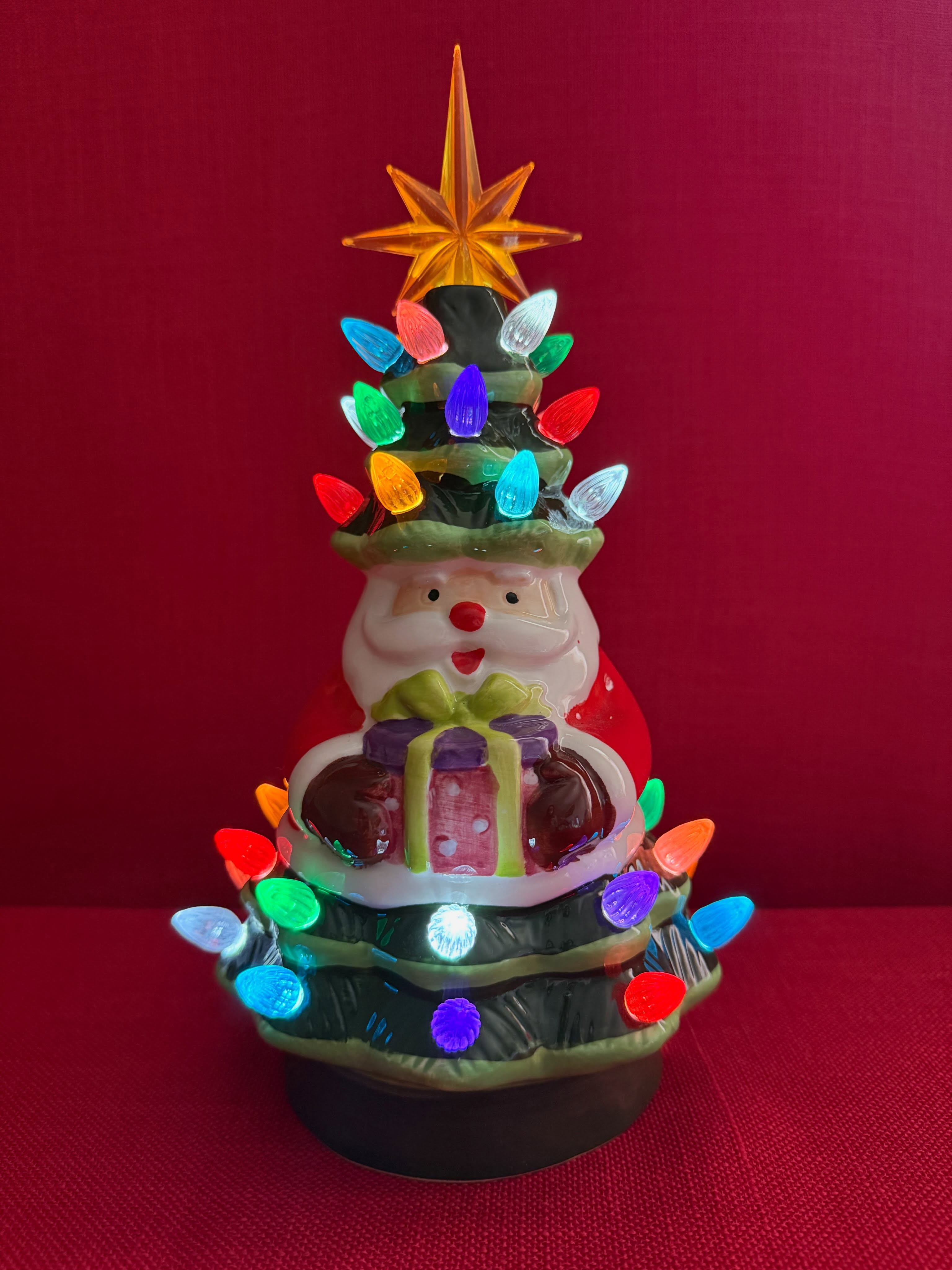 Decoración navideña de árbol con bombillas