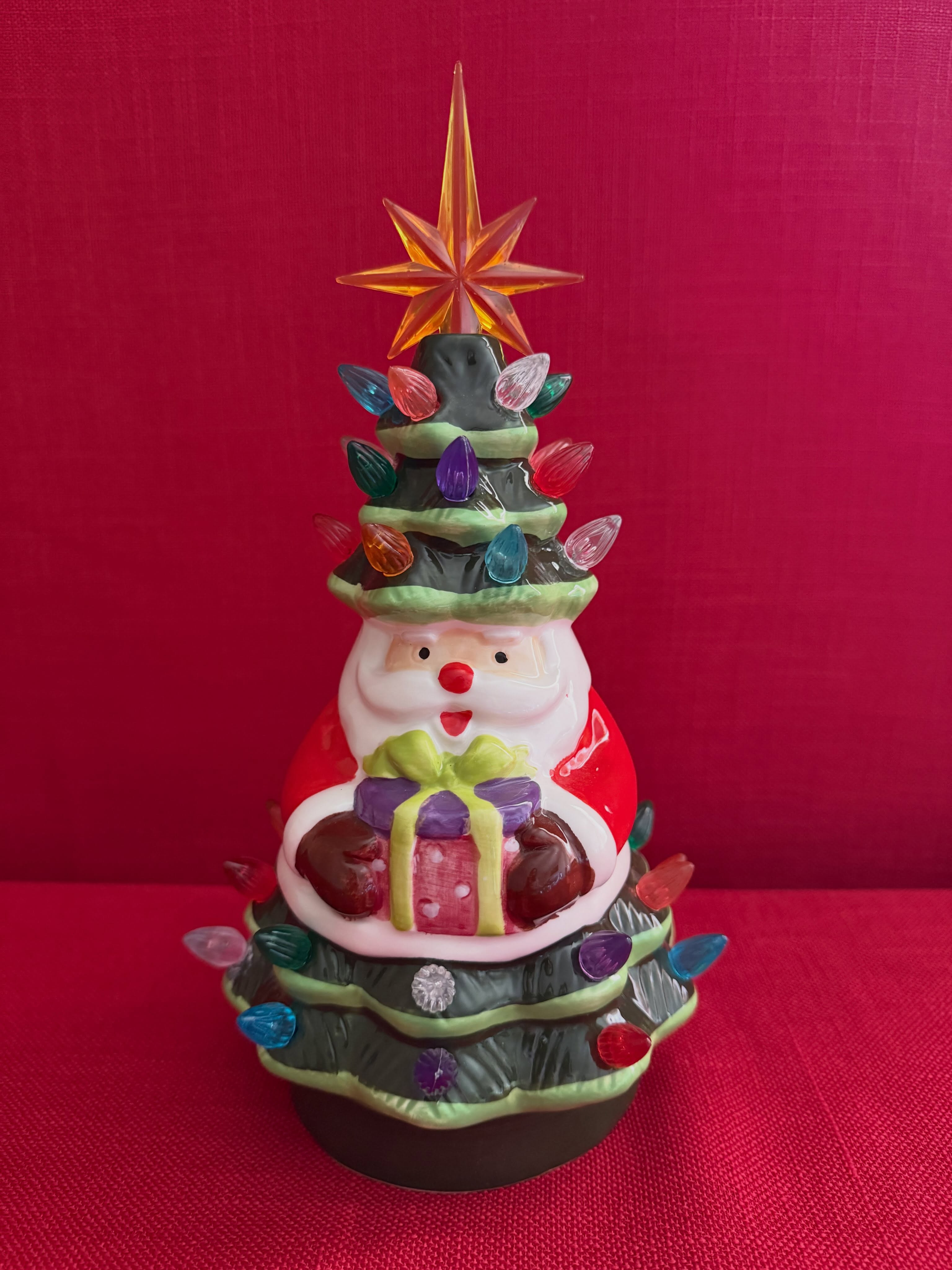 Decoración navideña de árbol con bombillas