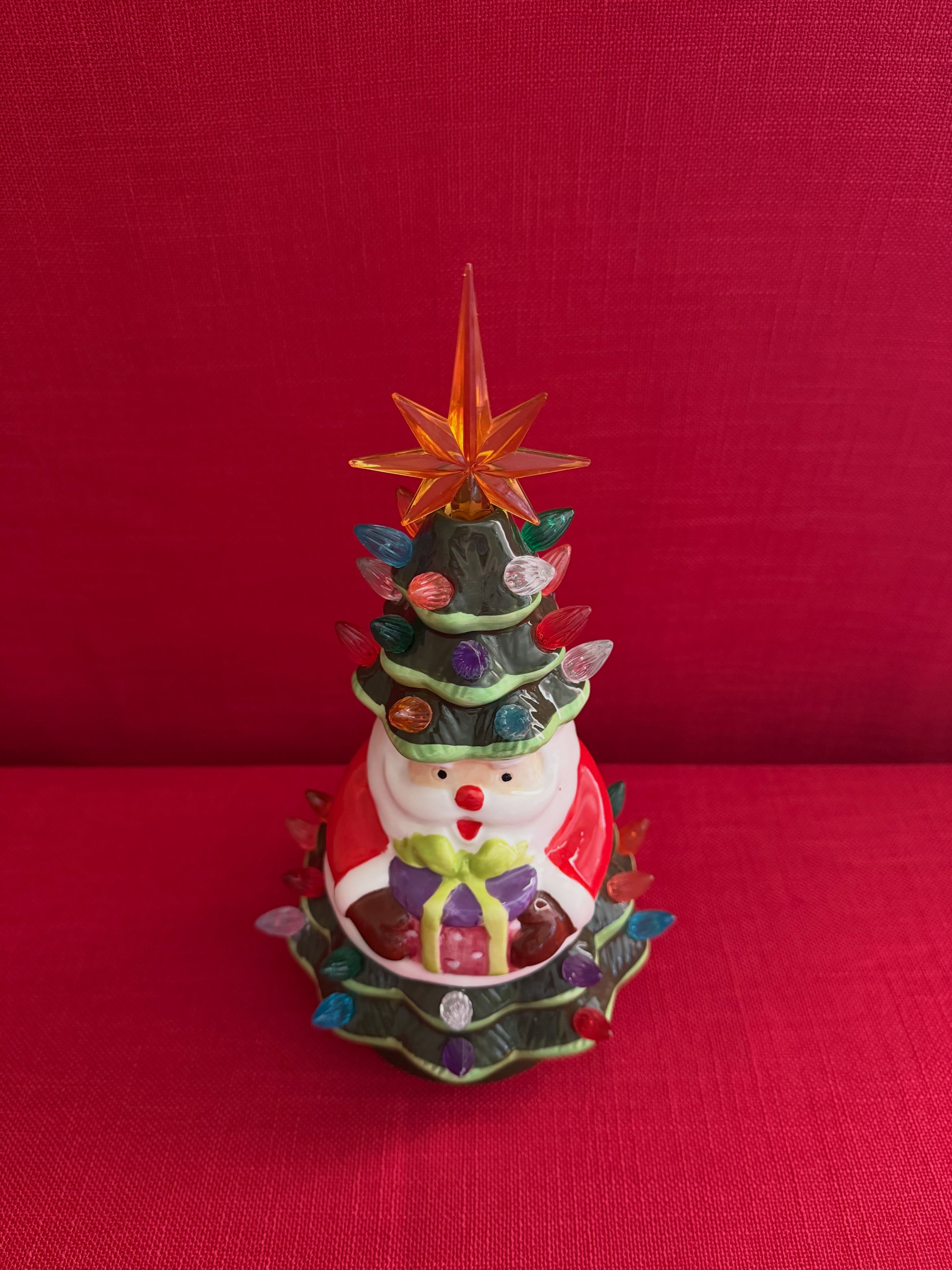 Decoración navideña de árbol con bombillas