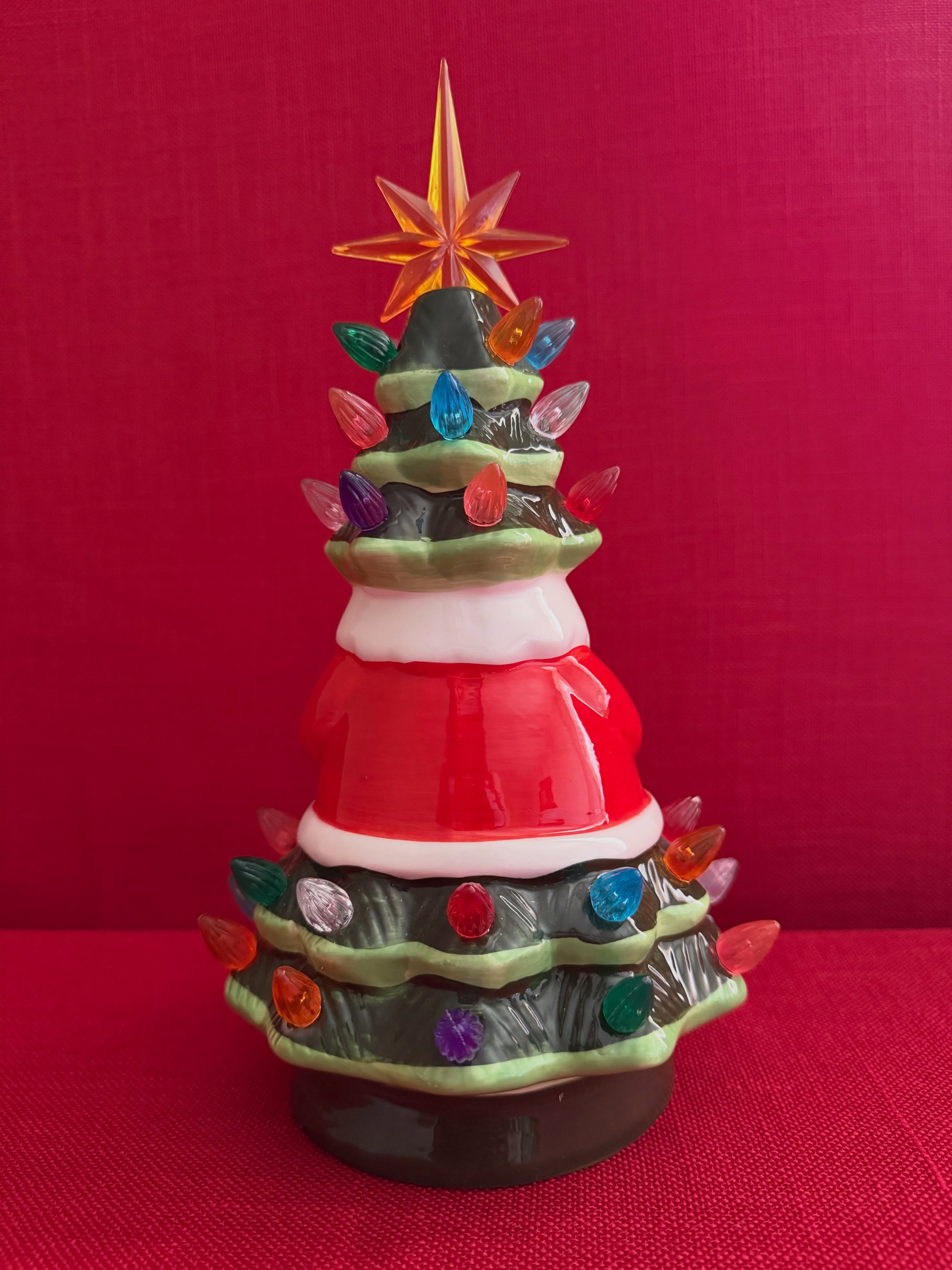 Decoración navideña de árbol con bombillas