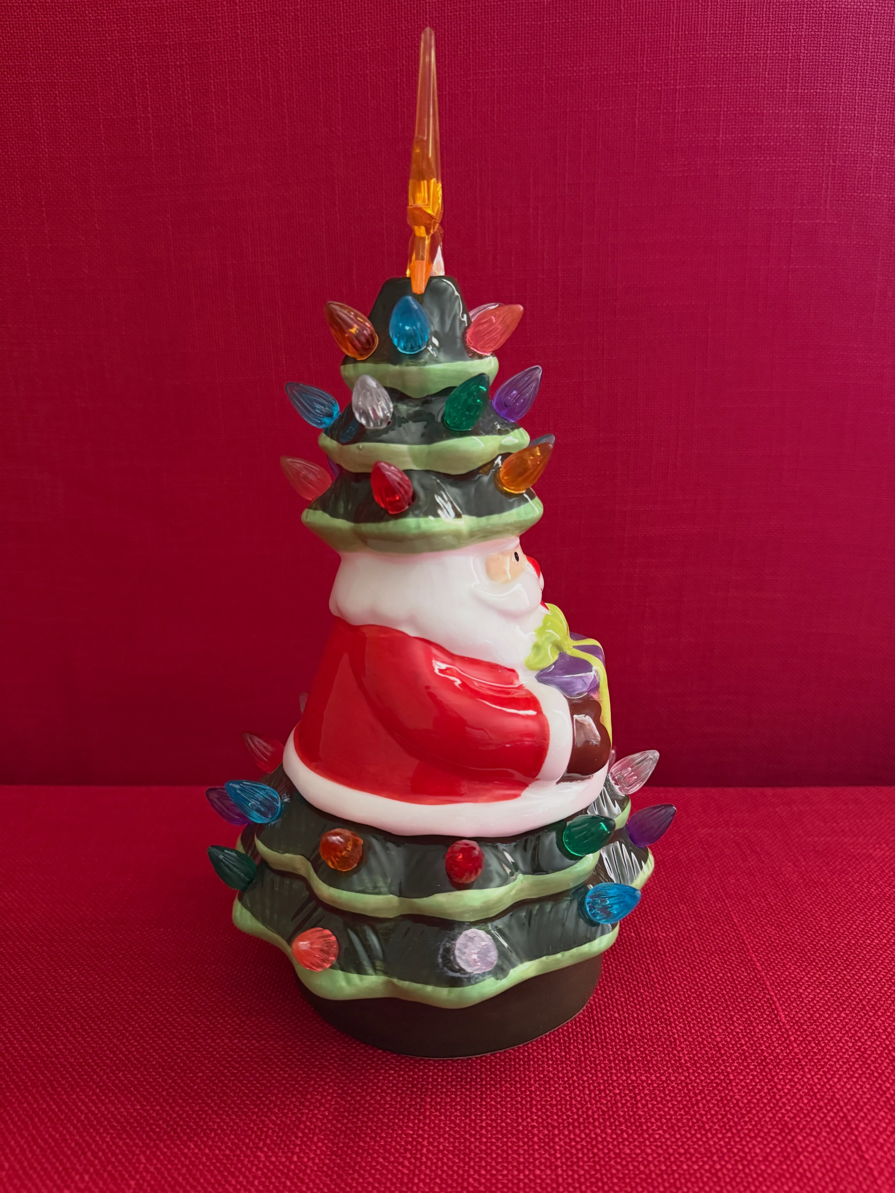 Decoración navideña de árbol con bombillas