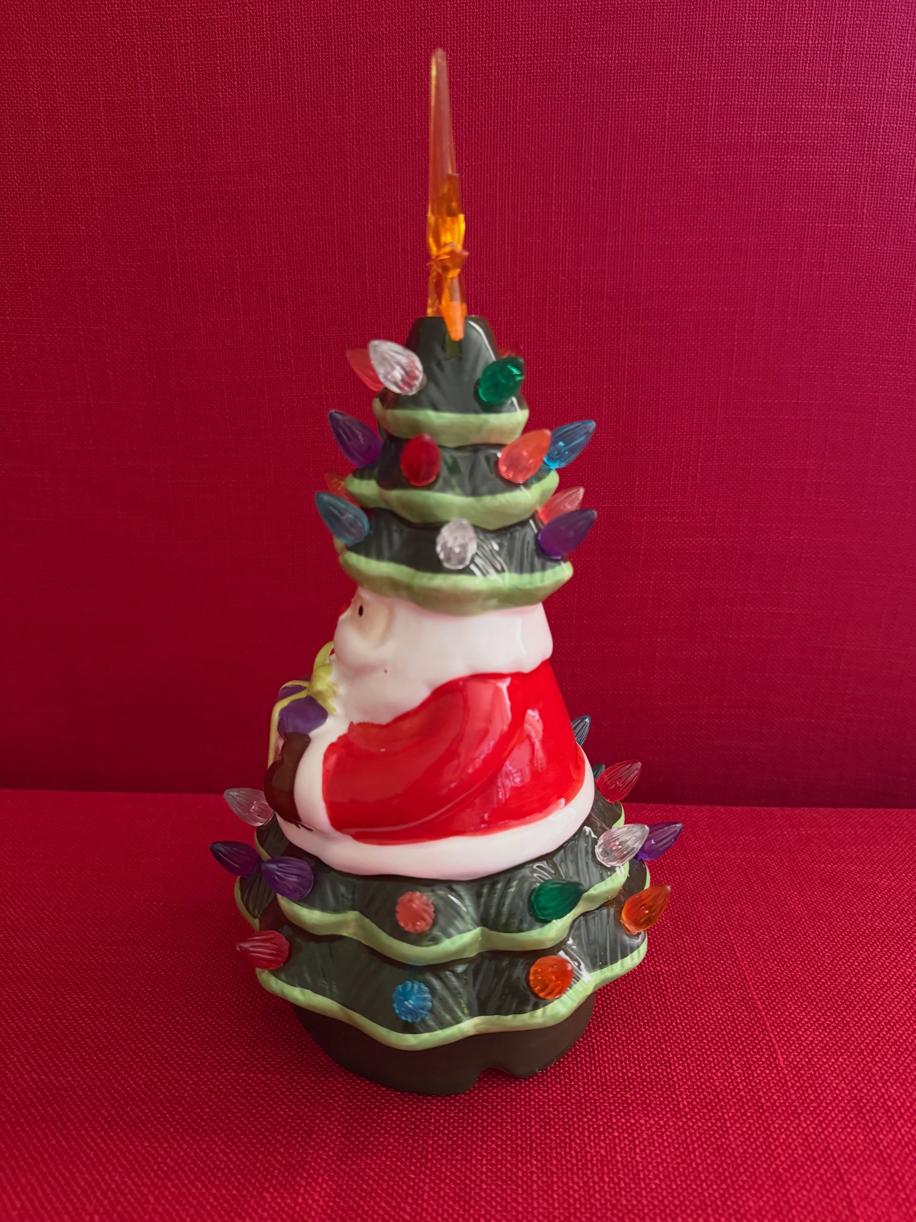 Decoración navideña de árbol con bombillas