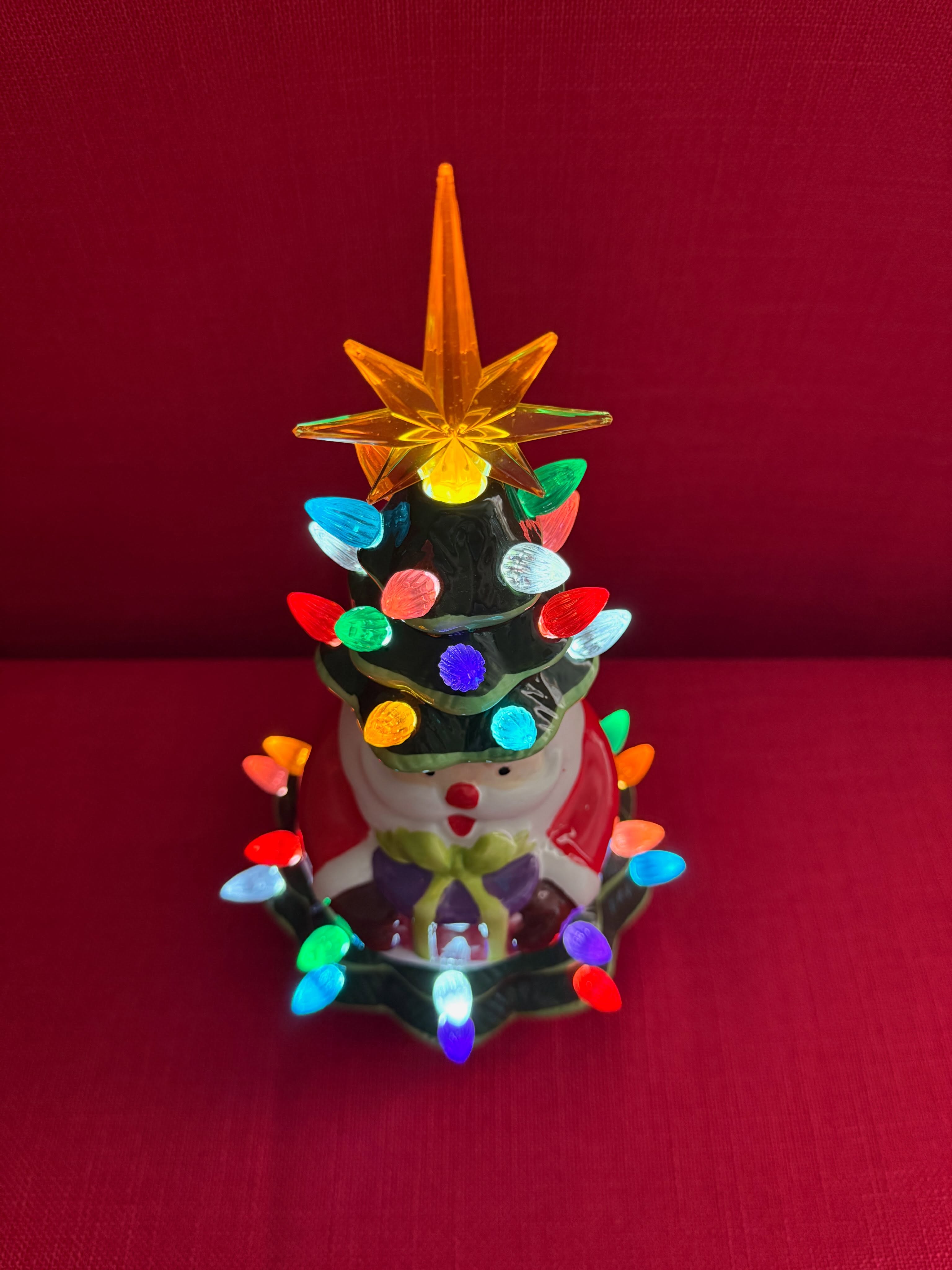 Decoración navideña de árbol con bombillas