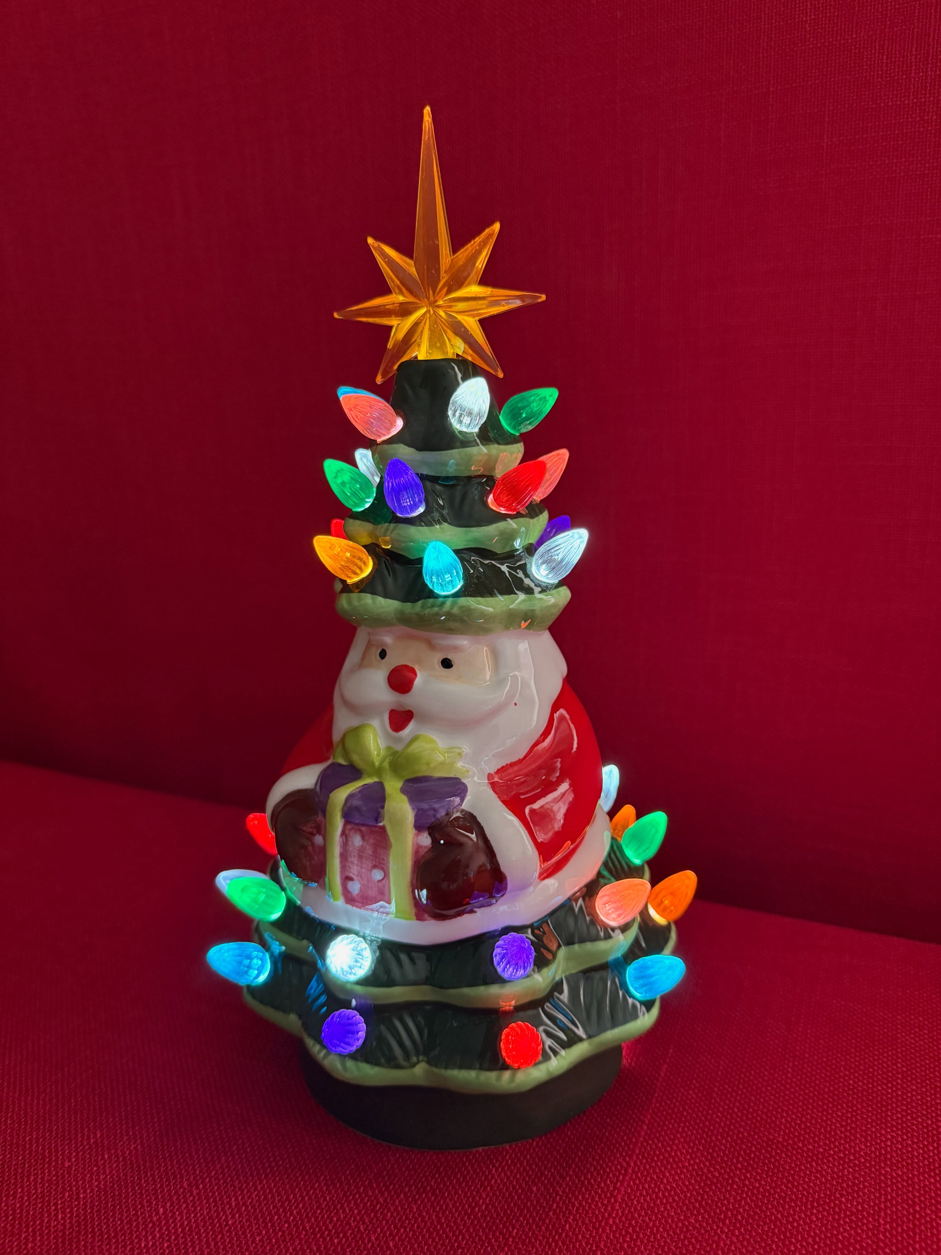 Decoración navideña de árbol con bombillas