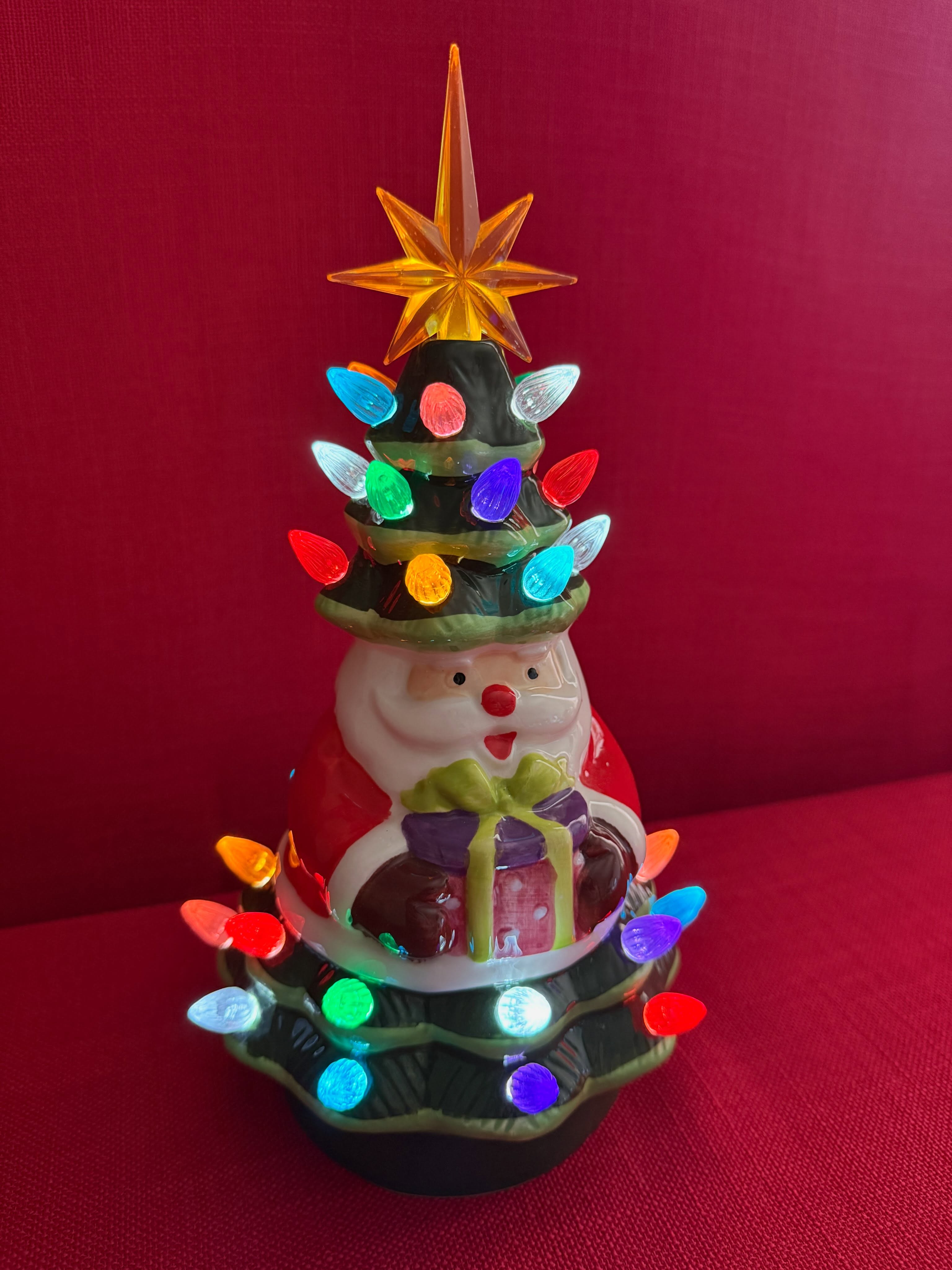 Decoración navideña de árbol con bombillas