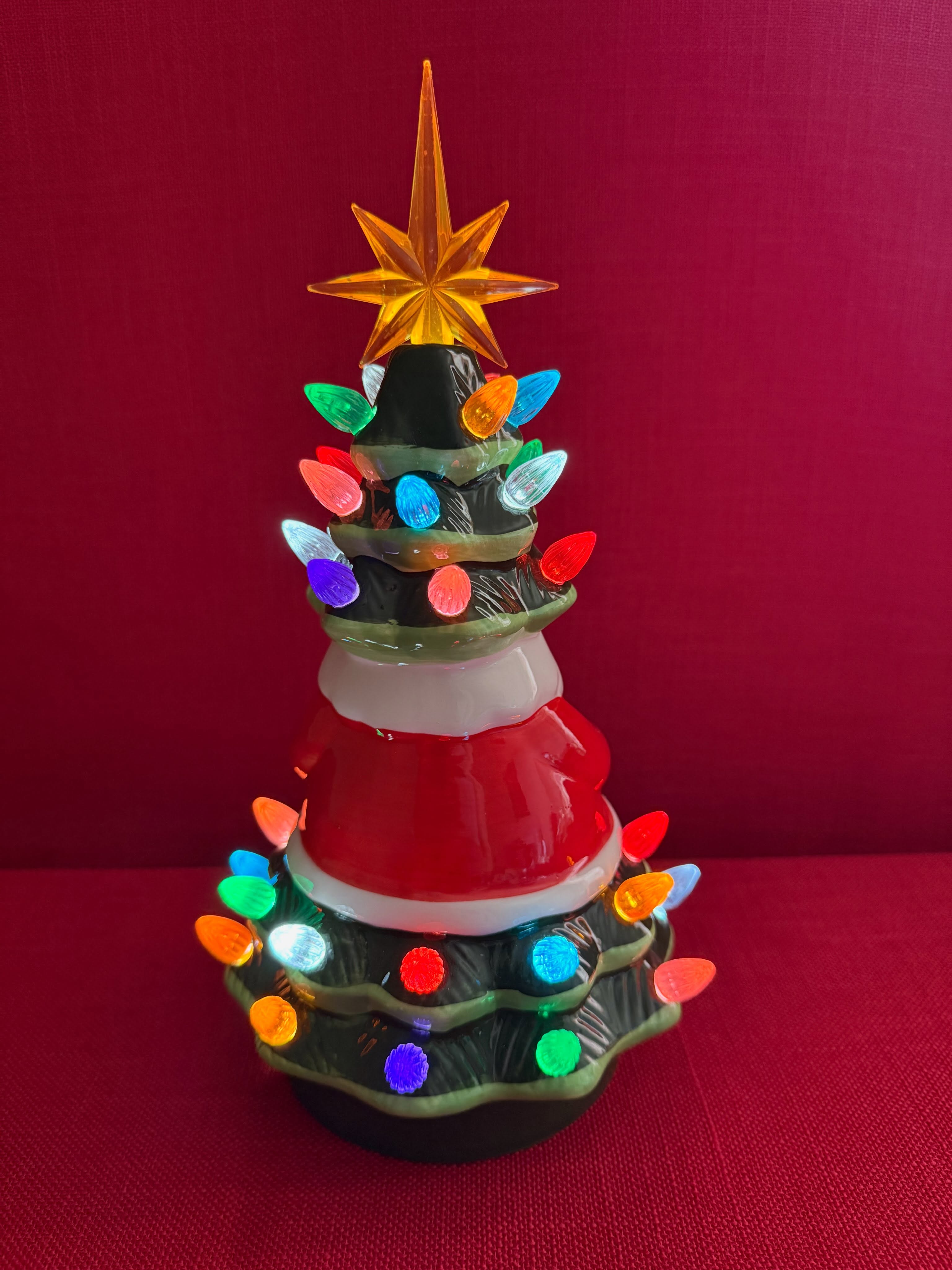 Decoración navideña de árbol con bombillas