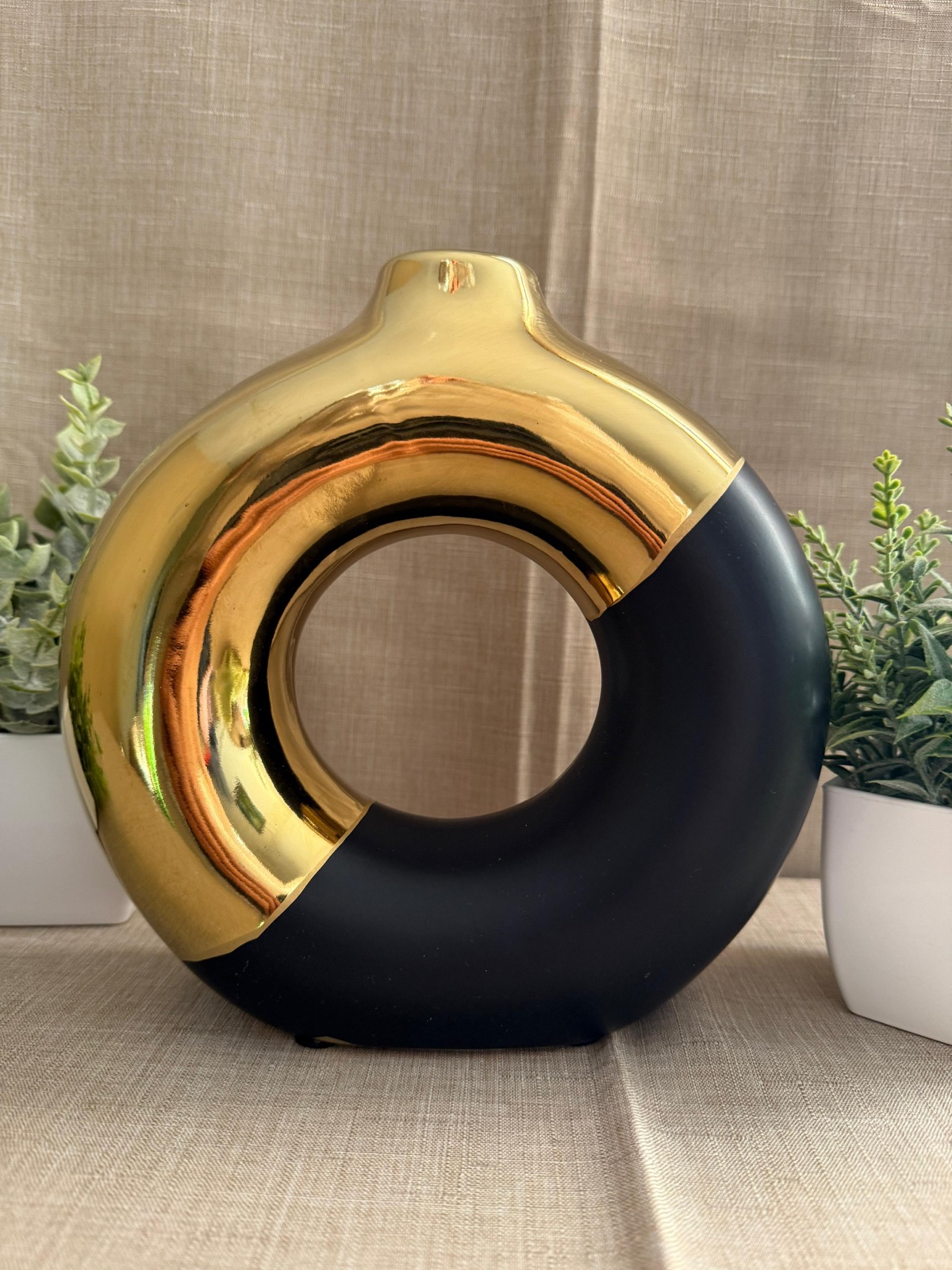Jarrón Dona Dorado con Negro