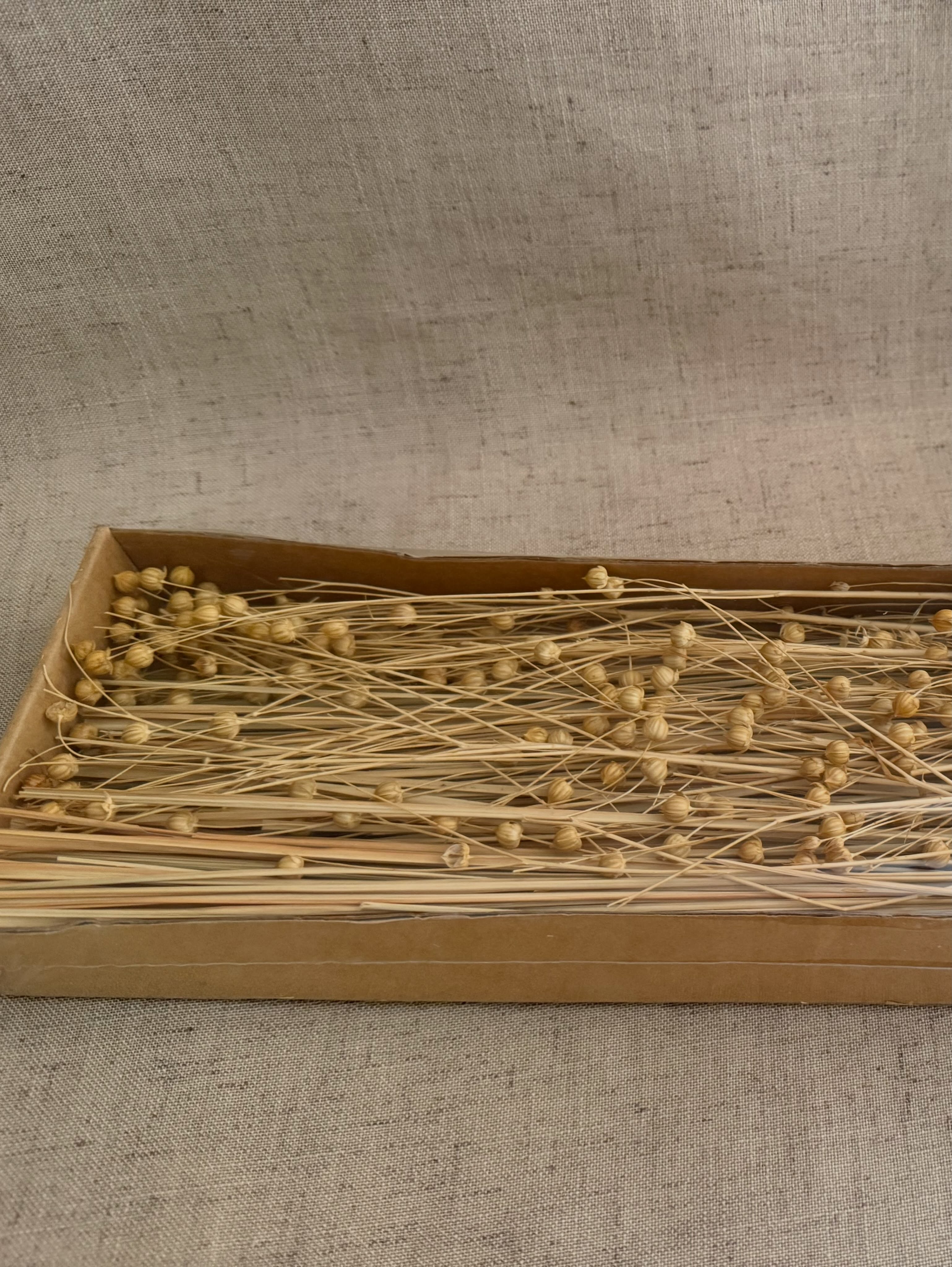 Pampas de ramas con esferas pequeñas de mesa