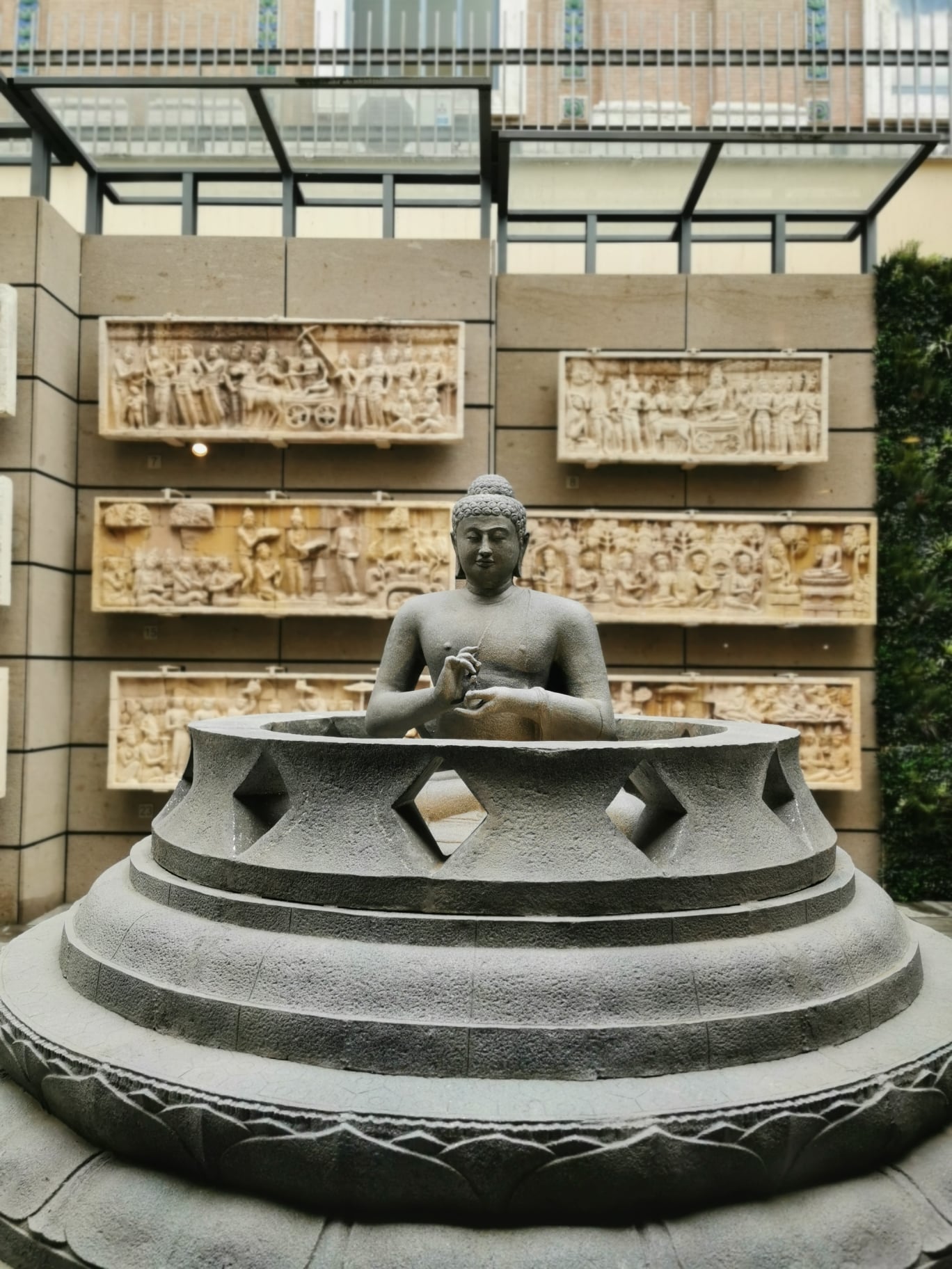 Budda z dłońmi w geście dharmaczakry, czyli nauczania.