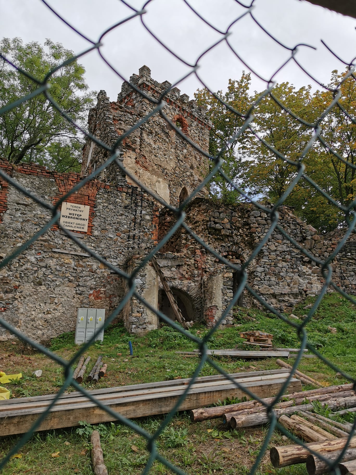 Teren jest zamknięty. Grozi zawaleniem.