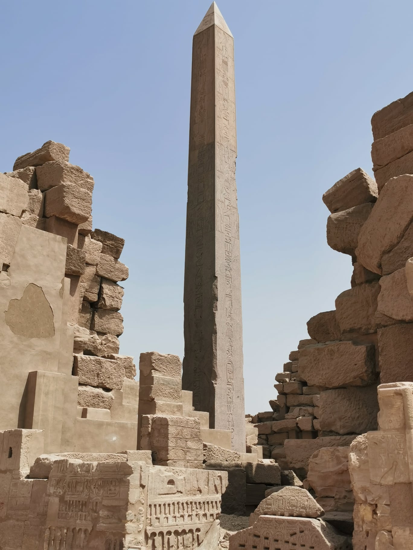 Obelisk w Karnaku. Waży setki ton.