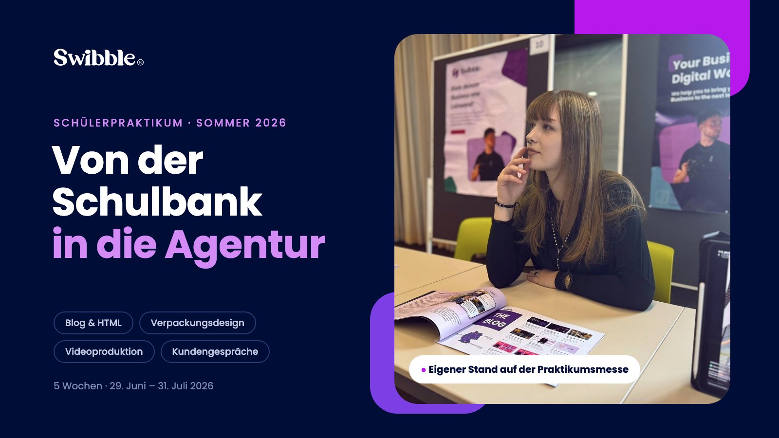Titelbild „Von der Schulbank in die Agentur“: Swibble-Stand auf der Praktikumsmesse mit aufgeschlagenem Praktikumsbericht, daneben Stichworte zu Blog, Verpackungsdesign, Videoproduktion und Kundengesprächen