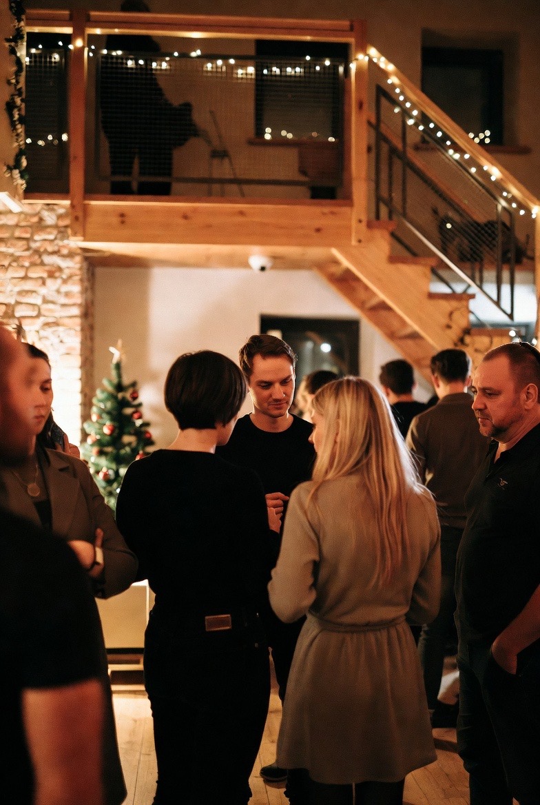 דפוסי התקשרות וסווינג: איך העבר מעצב את החופש שלך