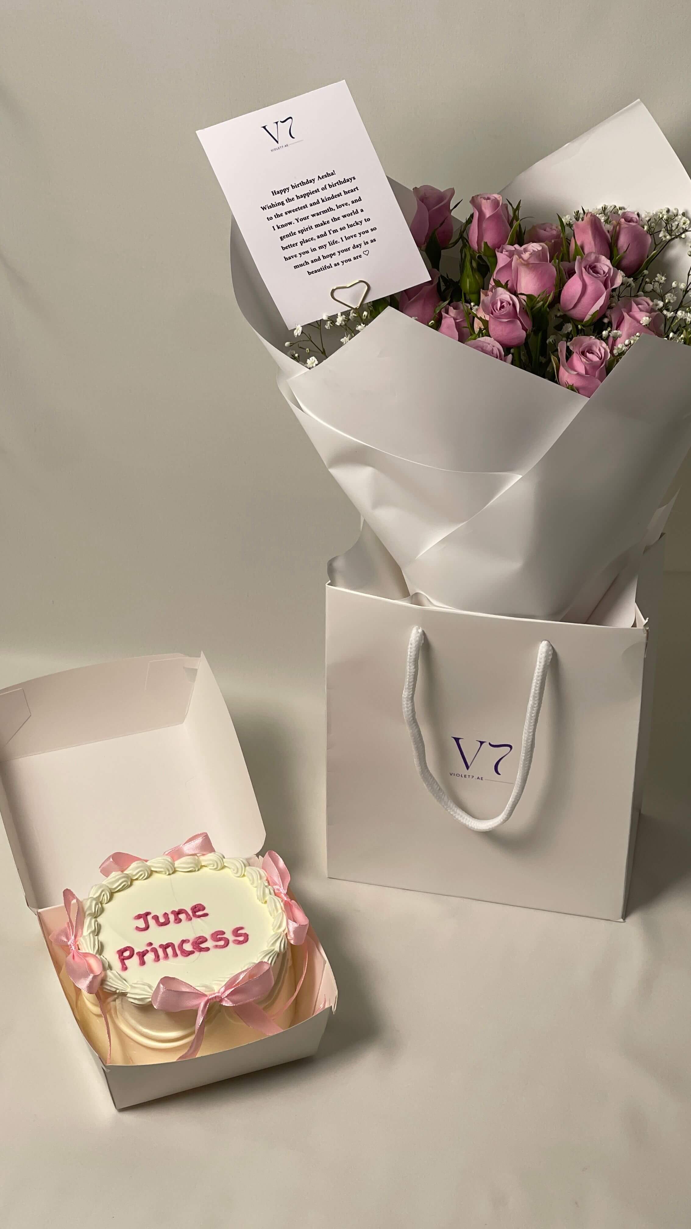 Mini bouquet with cake كيك و ورد