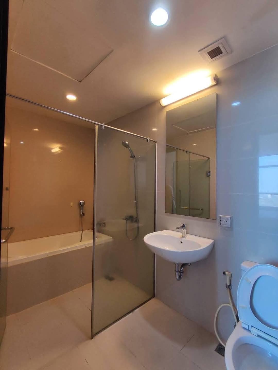 GEMS condo for rent - Image 7
