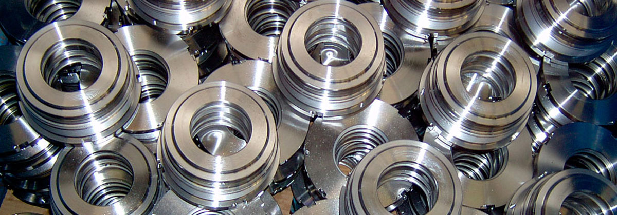 Pile di dischi di metallo con fori al centro.