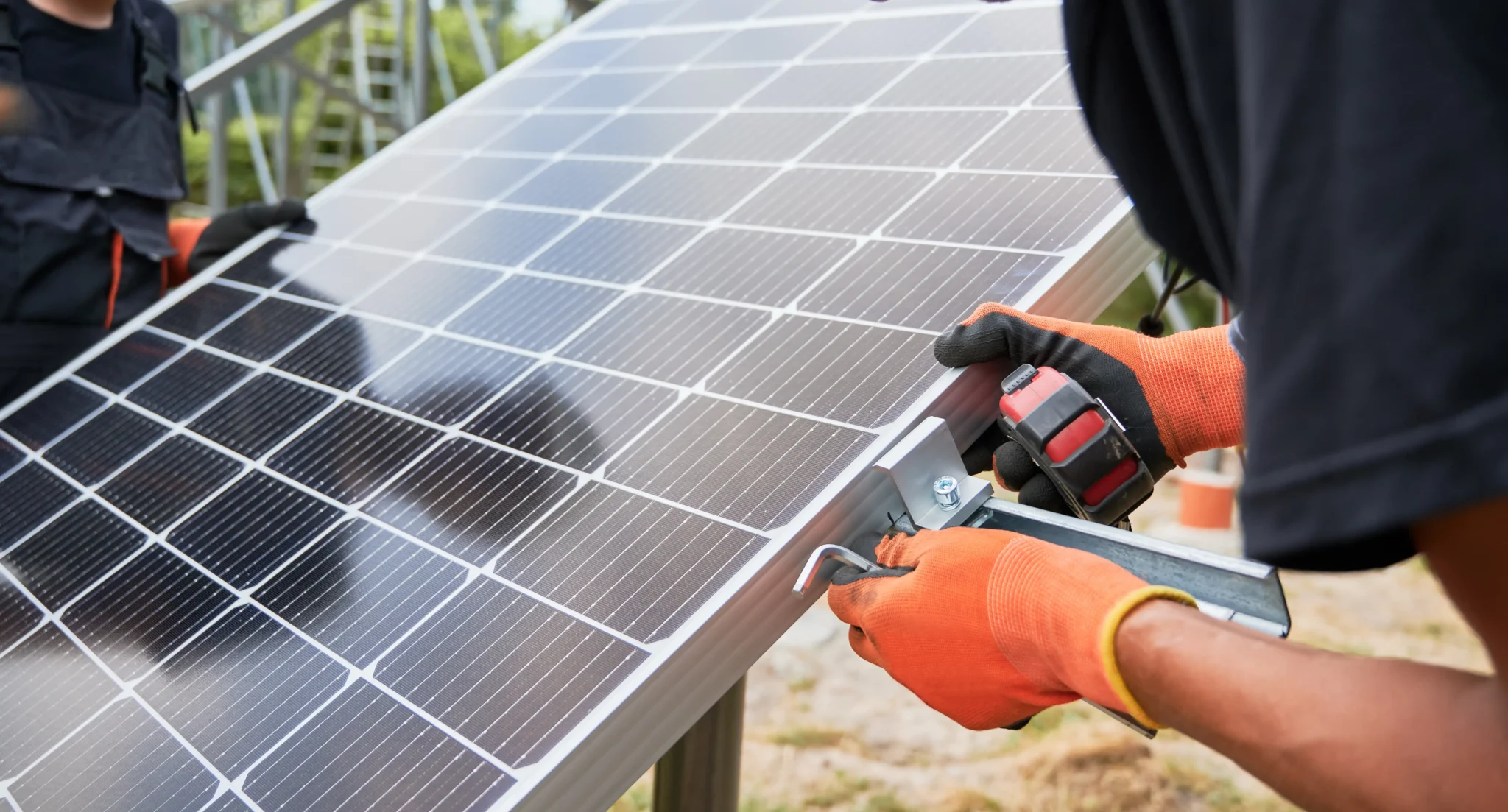 Installazione di pannelli solari. Energia pulita e rinnovabile.