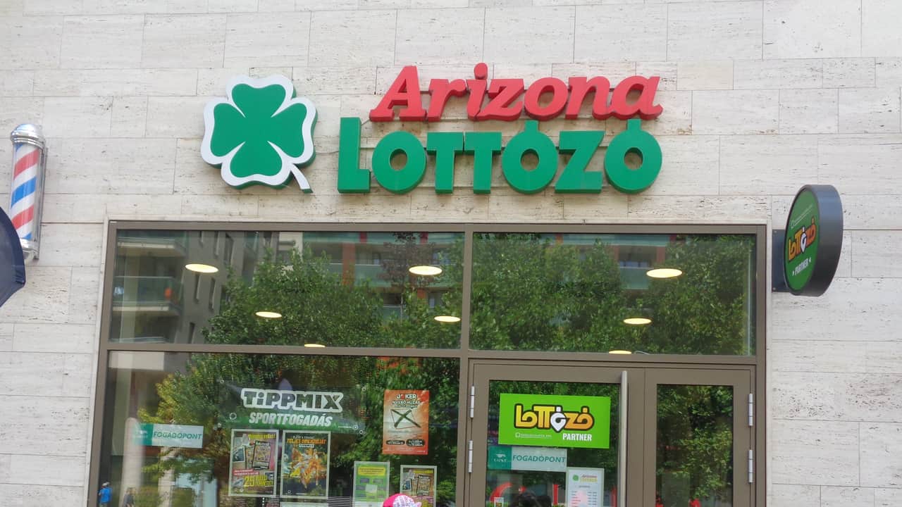 Lottózó és egy Foodpanda futár a Corvin sétányon.